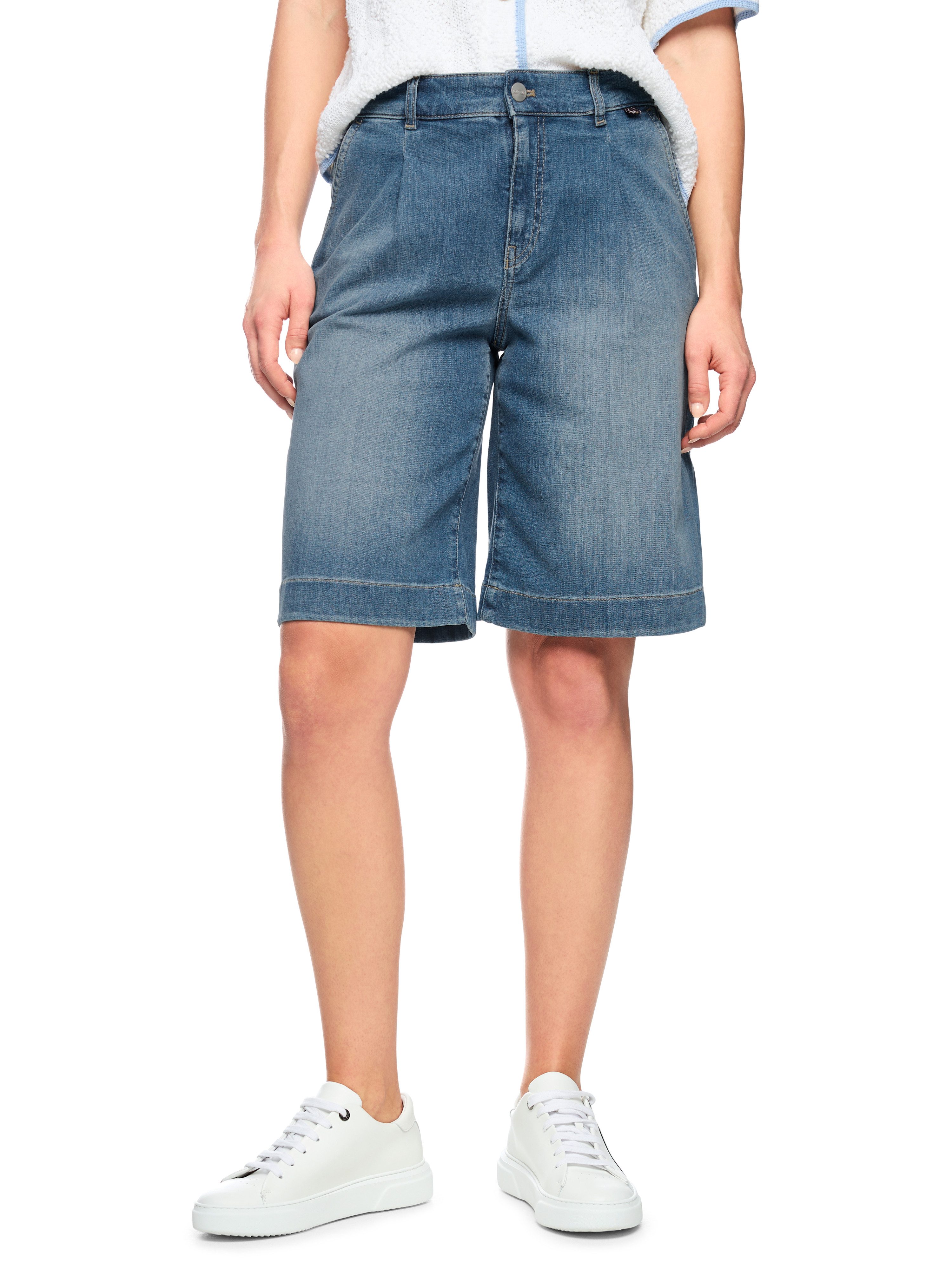 Marc Cain Jeansshorts Blazing Sun Premium Damenmode Model: WARANGAL aus Baumwollstretch