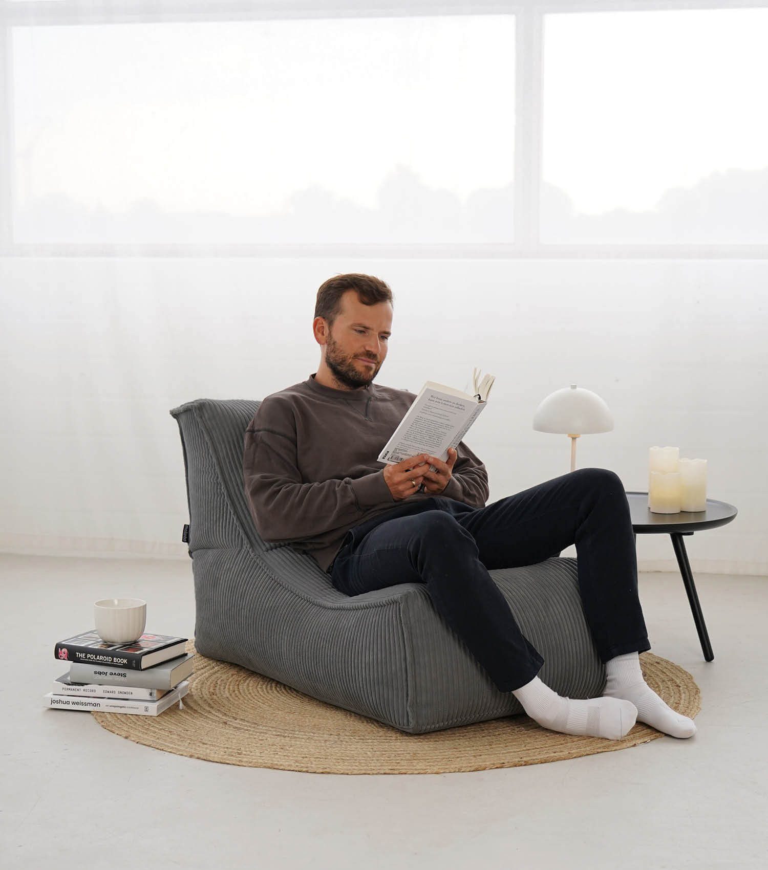 mokebo Sitzsack Der Sundowner (aus weichen Cord in Anthrazit), Indoor Bean-Bag & Relaxliege für Kinder & Erwachsene in Anthrazit