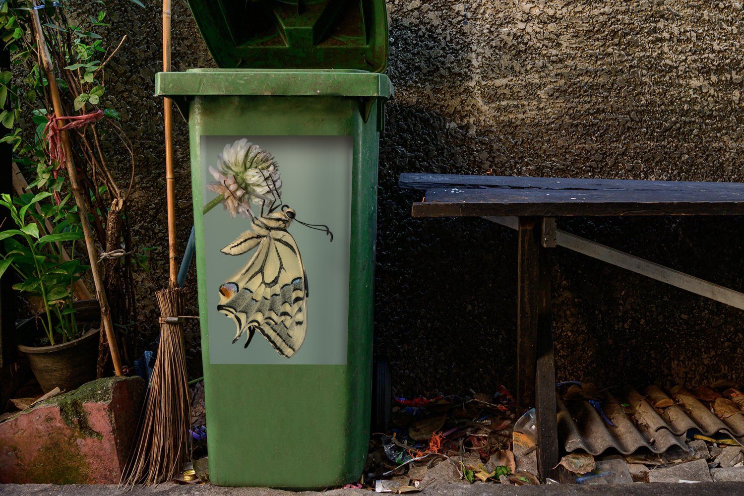(1 St), Mülltonne, Nahaufnahme Sticker, Mülleimer-aufkleber, Wandsticker MuchoWow eines Container, Abfalbehälter Schwalbenschwanz-Schmetterlings