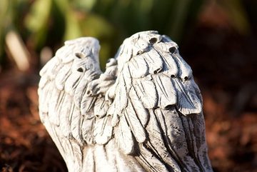 Stone and Style Engelfigur Steinfigur kleiner Engel auf Sockel frostfest