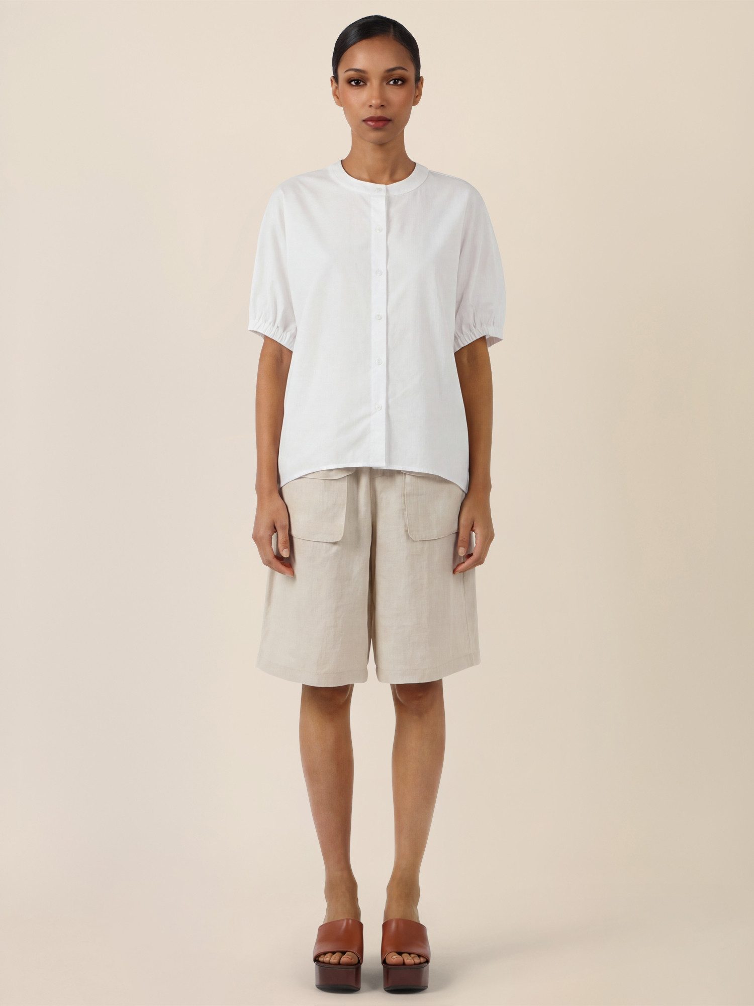 Apart Kurzarmbluse mit Stehkragen und Knopfleiste