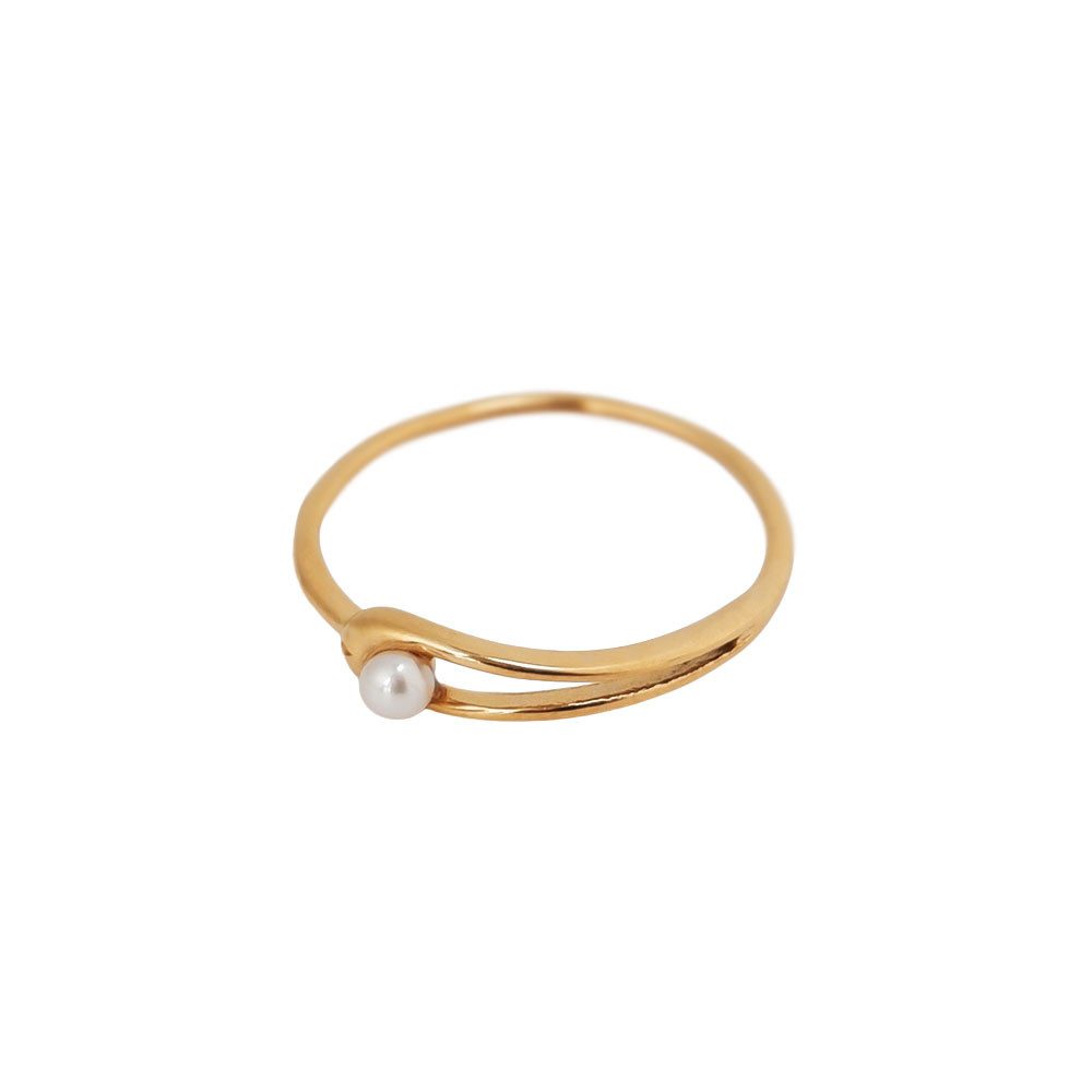 SHELAGO Fingerring - Feiner Perlenring Damen - vergoldeter Edelstahl, zart & elegant (Ring, 1-tlg., inkl. Schmuckverpackung), kleine Perle - leicht & glänzend - perfekt zum Kombinieren