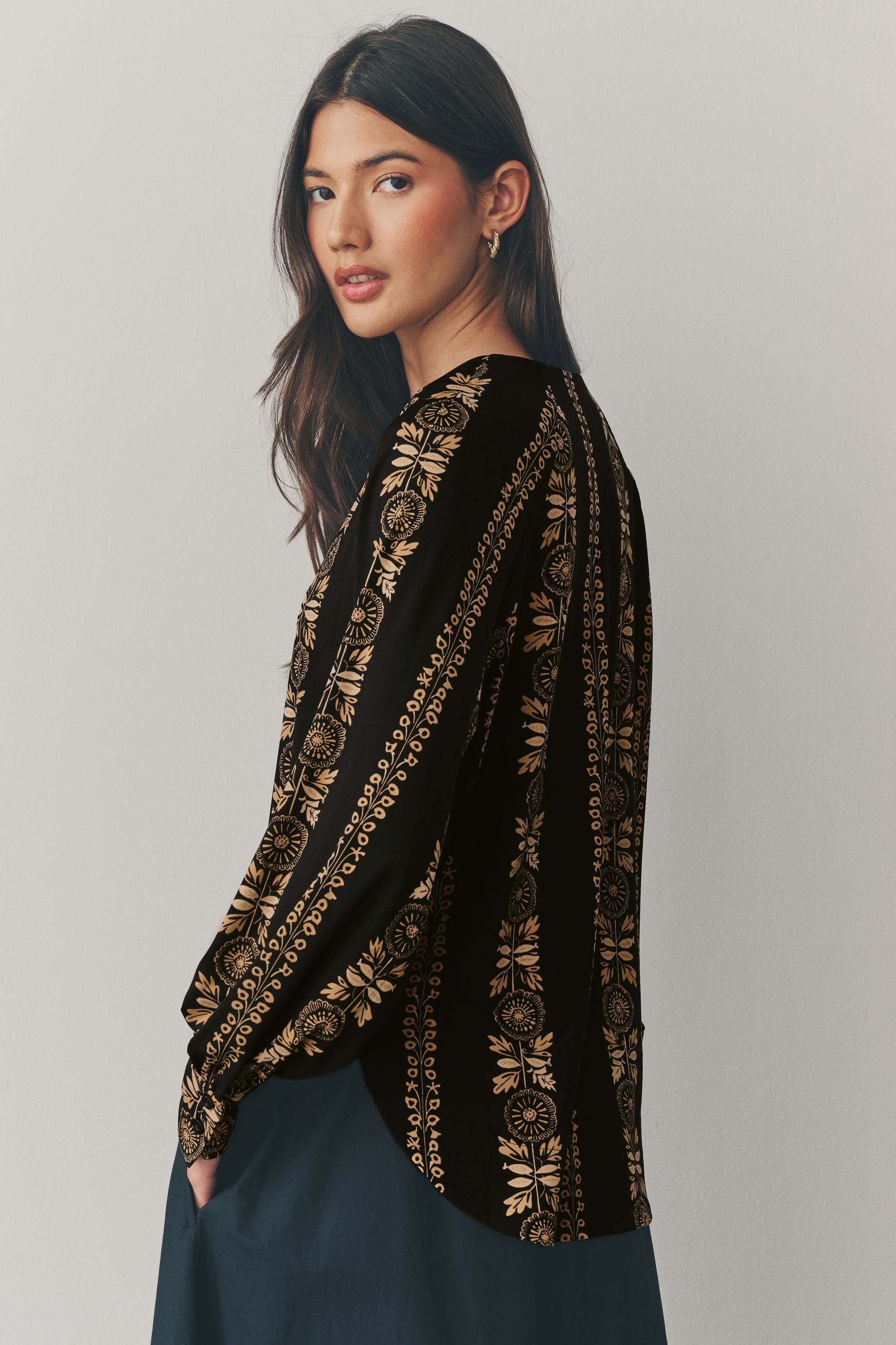 Next Langarmbluse Langärmelige Jerseybluse mit V-Ausschnitt (1-tlg) günstig online kaufen