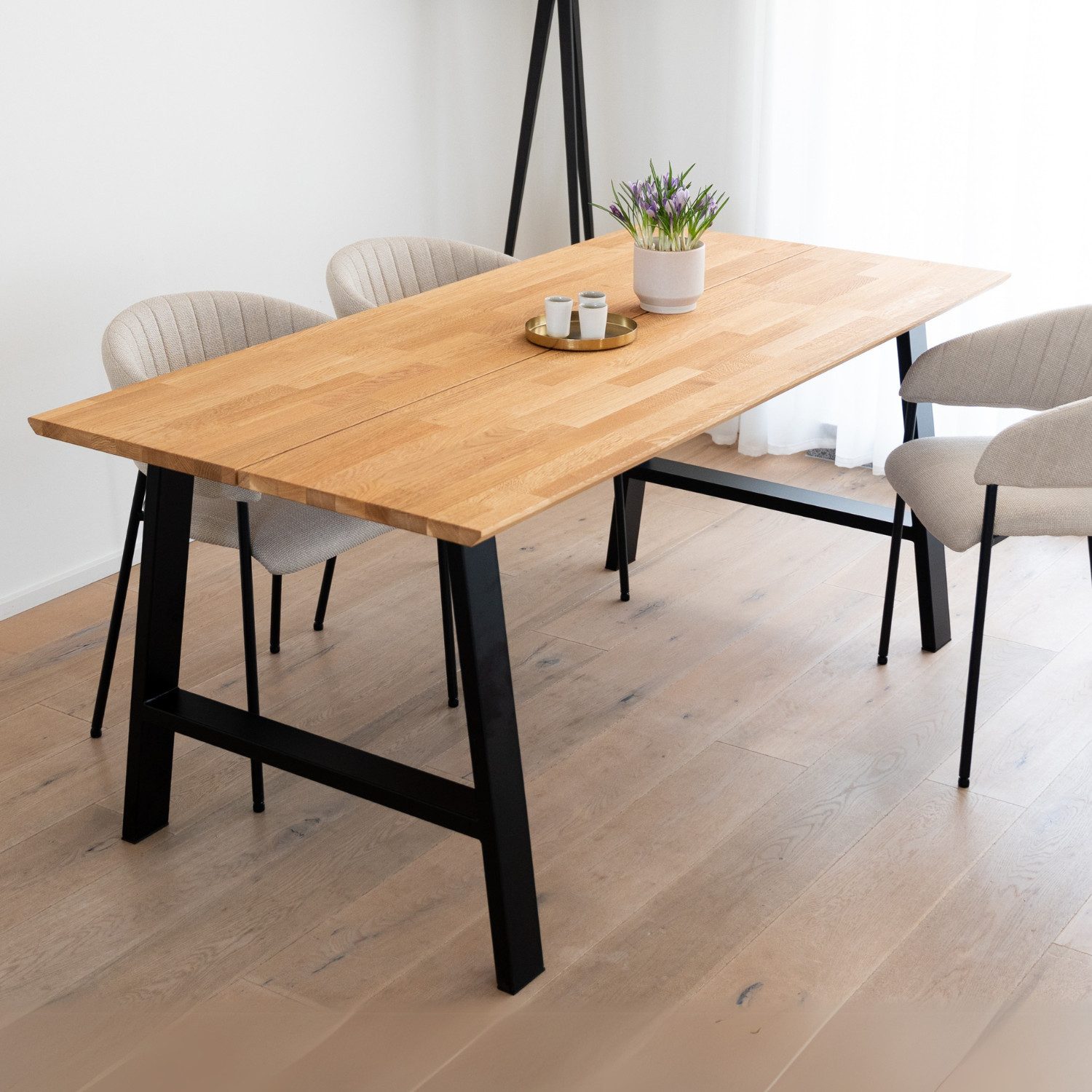 Omformo Esstisch Klyfta aus Eiche Massivholz 180 x 90 cm, Tischplatte aus Eiche Massivholz, Stabile Metallfüße, Modernes Design