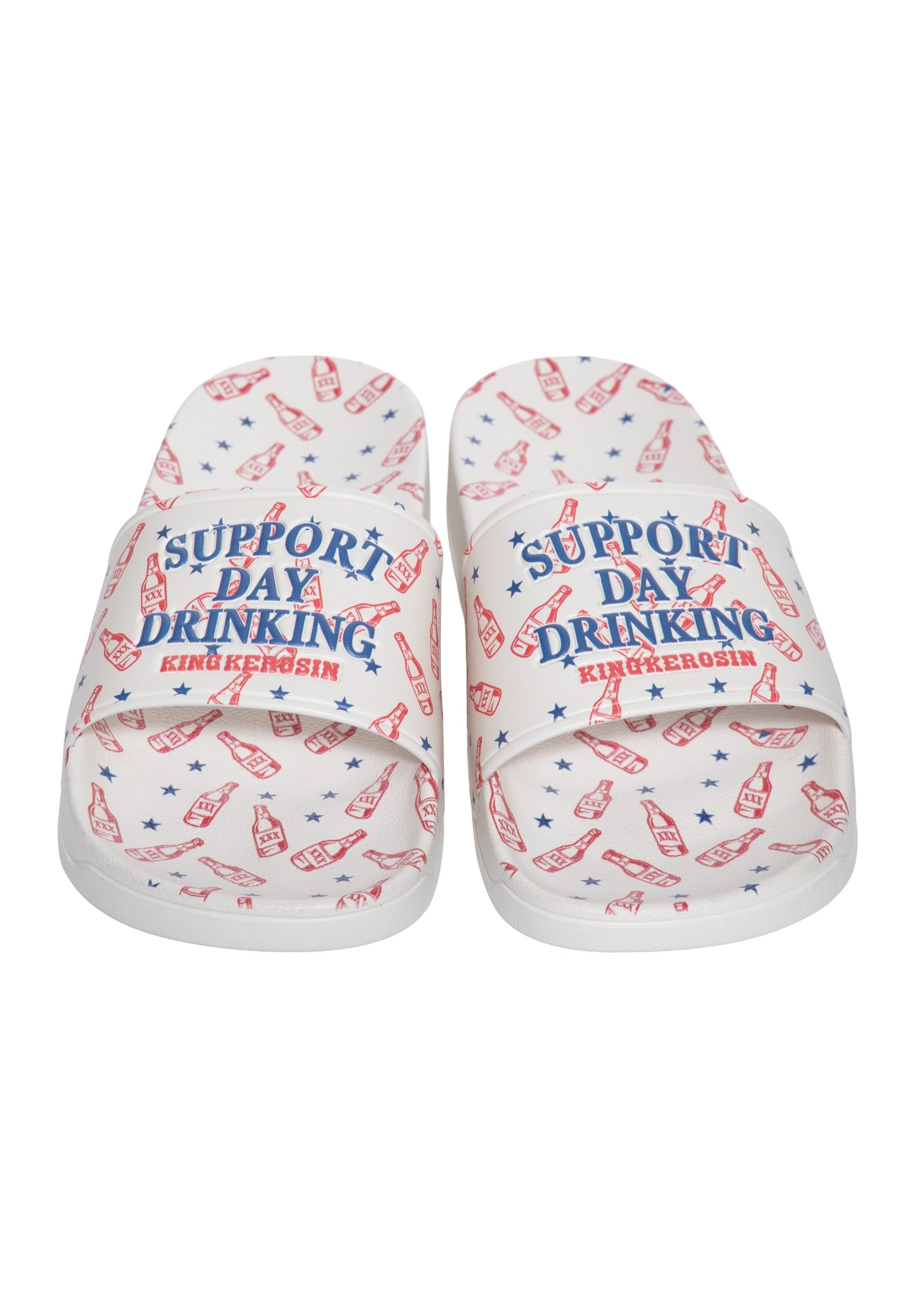 KingKerosin Support Day Drinking Badesandale mit auffälligem Allover-Design