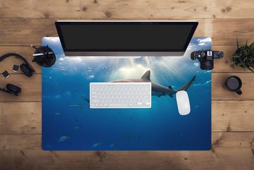 MuchoWow Gaming Mauspad Einige Haie schwimmen zwischen den Fischen (1-St), Büro für Tastatur und Maus, Mousepad Gaming, 90x60 cm, XXL, Großes