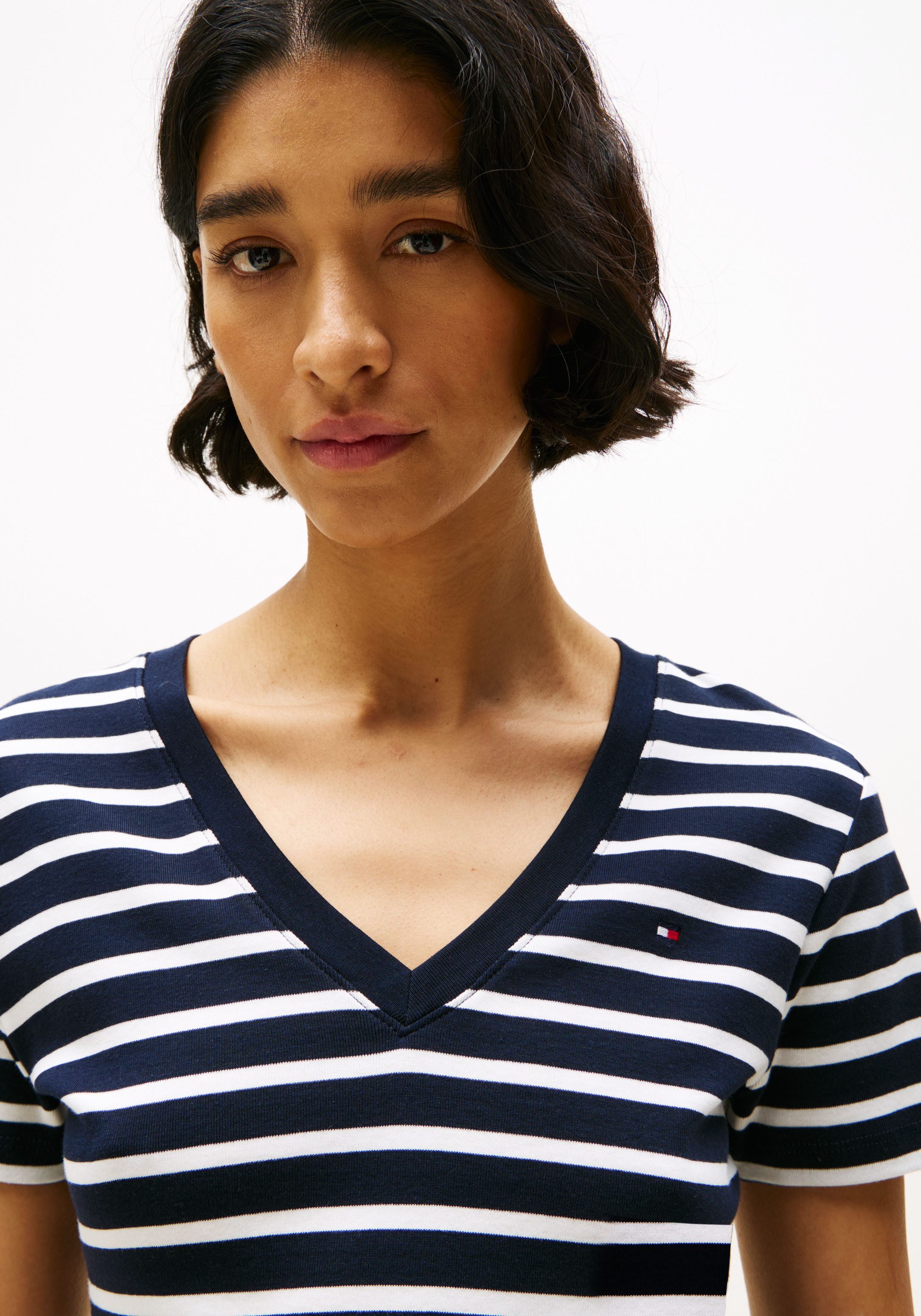 Tommy Hilfiger T-Shirt SLIM CODY V-NK SS mit V-Ausschnitt und Streifen Baum günstig online kaufen