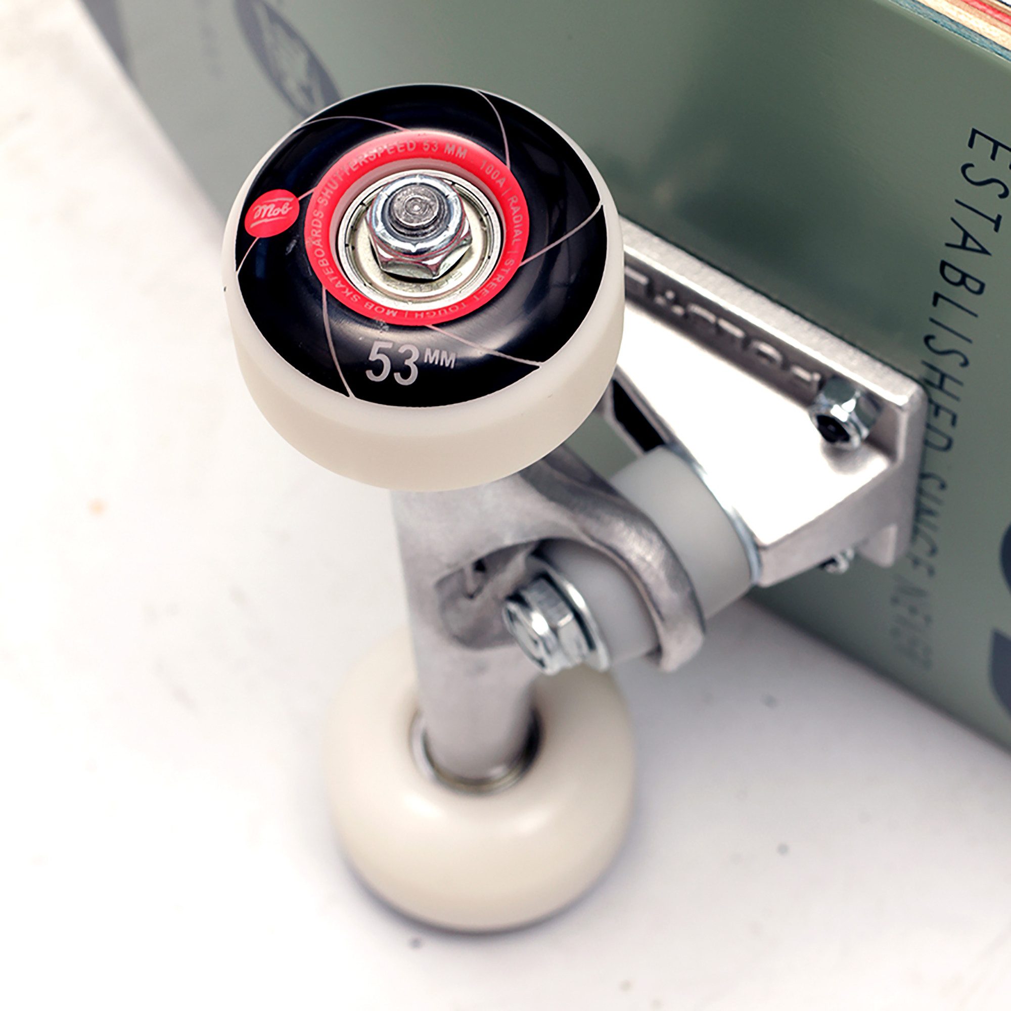 Mob Skateboards Skateboard Eyechart 8.125 Complete - Komplettboard 32 x 8.125 Zoll (fertig montiert -, 1-St., Auge - Grau, Schwarz, Blau und Rot), Holzboard aus Ahornholz - Skateboard für Jugendliche, Erwachsene