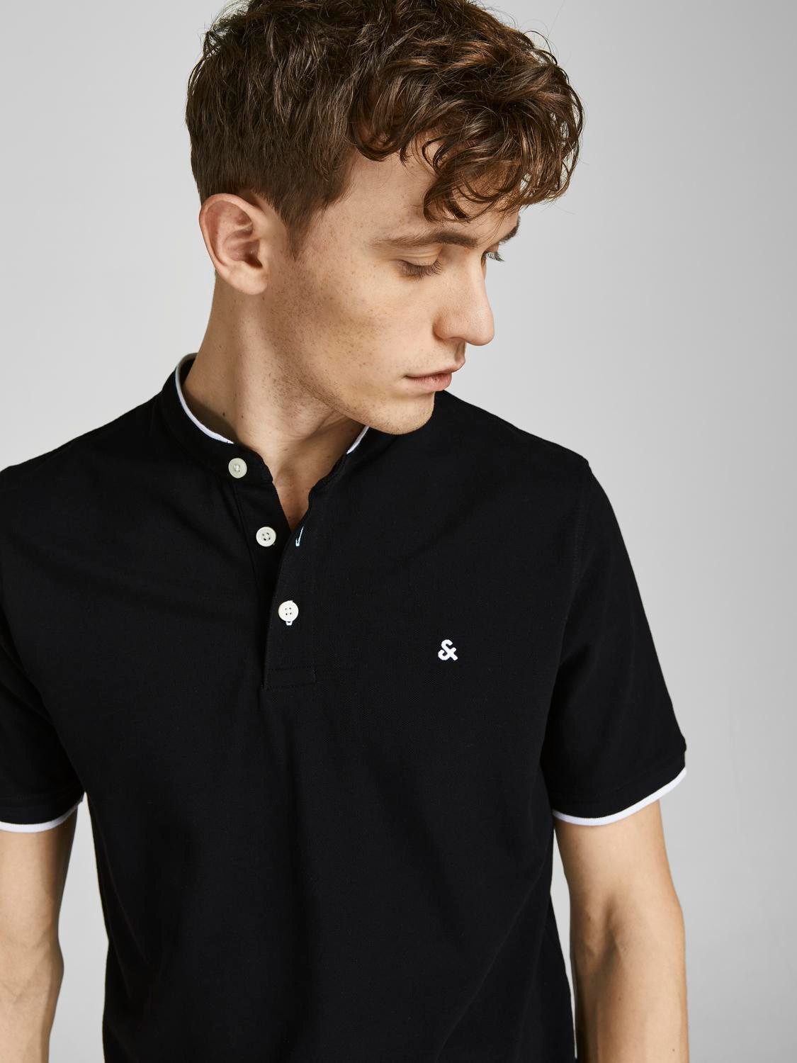 Jack & Jones Kurzarmshirt PAULOS MAO POLO mit kontrastfarbiger Kante am schmalen Stehkragen und am Ärmelsaum