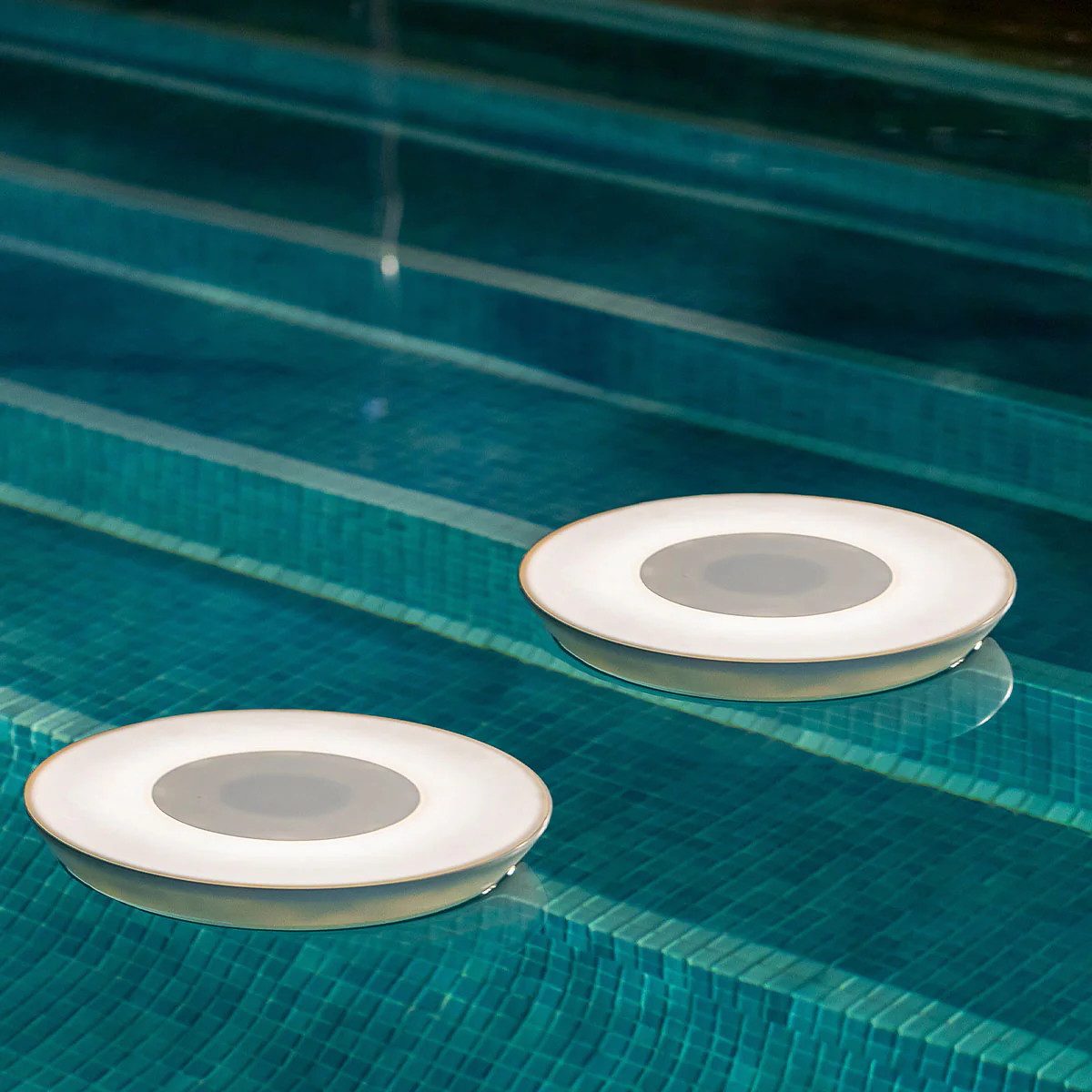 NEWGARDEN Pool-Lampe Play Disc mit Lautsprecher schwimmend LED Farbwechsel 38 cm Weiß, LED fest integriert