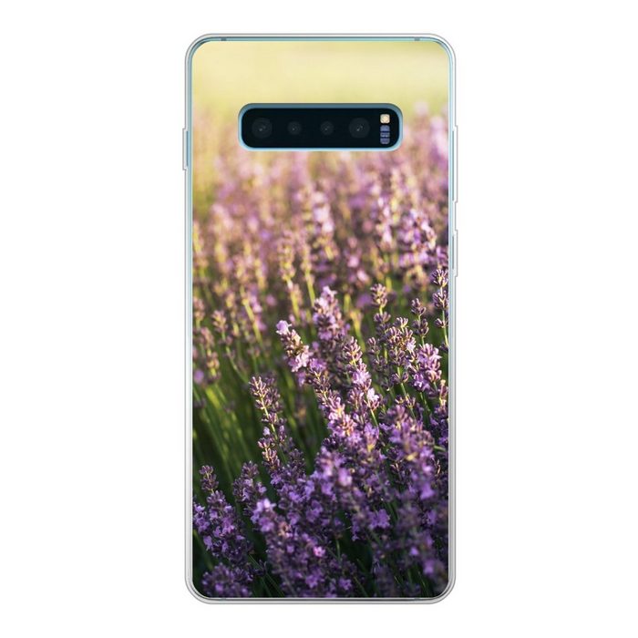 MuchoWow Handyhülle Lavendel auf einem Feld Phone Case Handyhülle Samsung Galaxy S10+ Silikon Schutzhülle