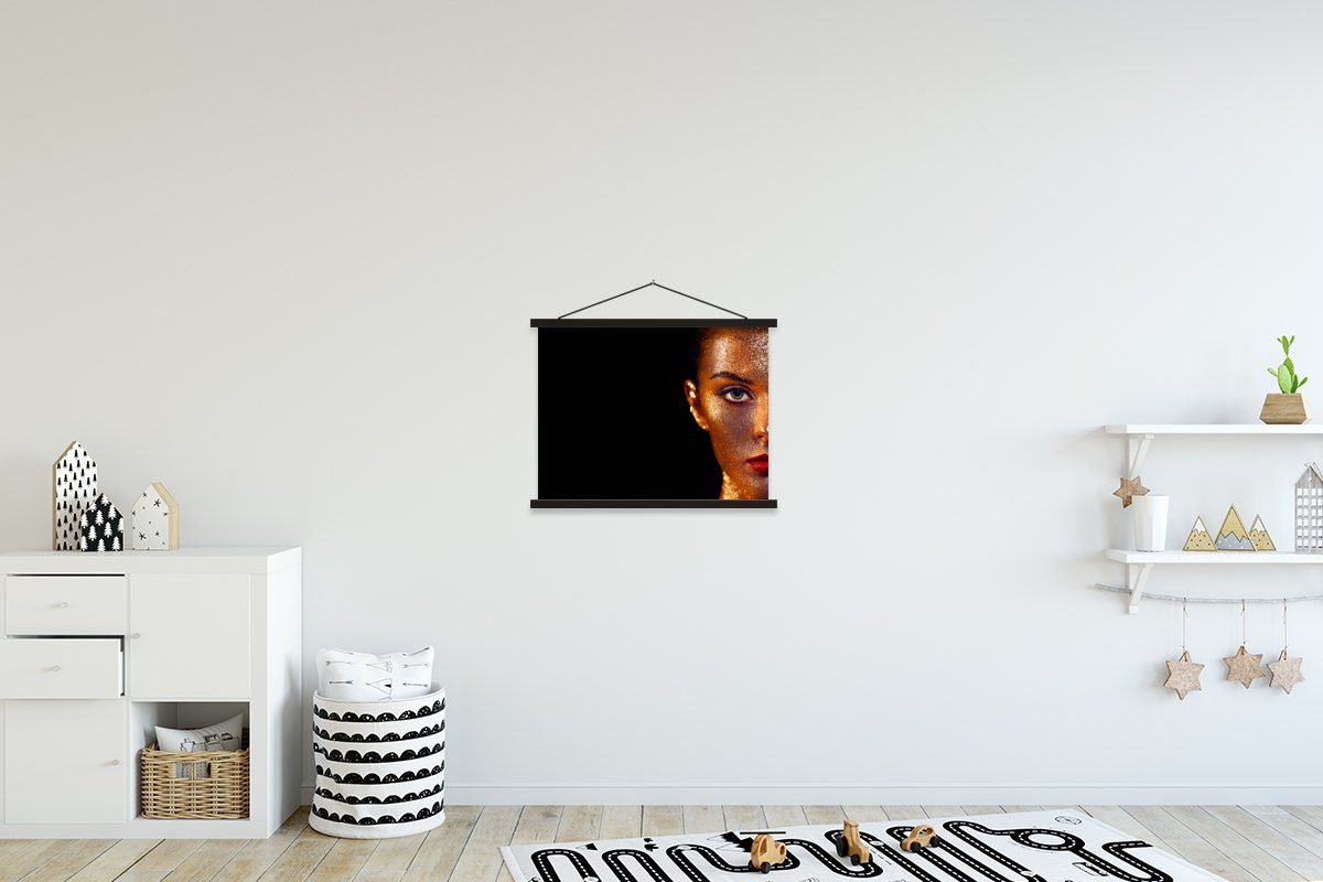 MuchoWow Poster Make-up - Gold - Frau - Luxus - Glitzer - Kunst, (1 St), Magnetische Posterleiste, Eichenholz, Holzleisten, Textilposter schwarz | schwarz