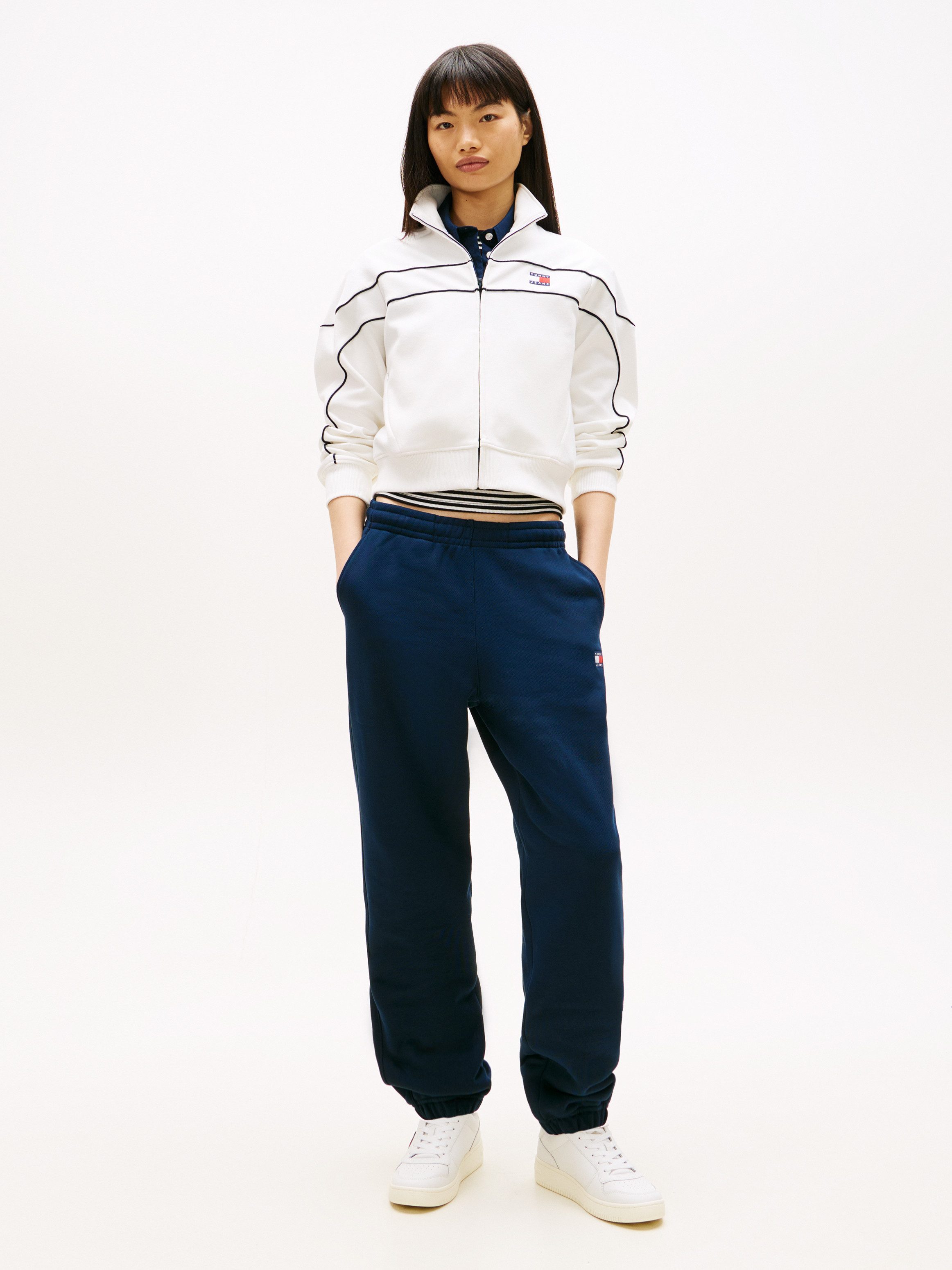Tommy Jeans Sweathose TJW BADGE SWEATPANT Relaxed Fit mit Elastikbund am Bein