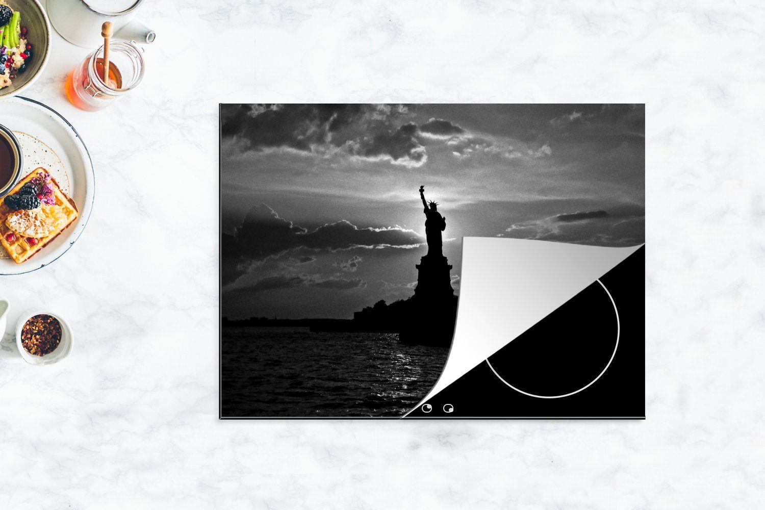 schwarz, Freiheitsstatue Arbeitsfläche nutzbar, - New Mobile Silhouette tlg), in Ceranfeldabdeckung cm, amerikanischen Herdblende-/Abdeckplatte 70x52 (1 der Vinyl, York MuchoWow