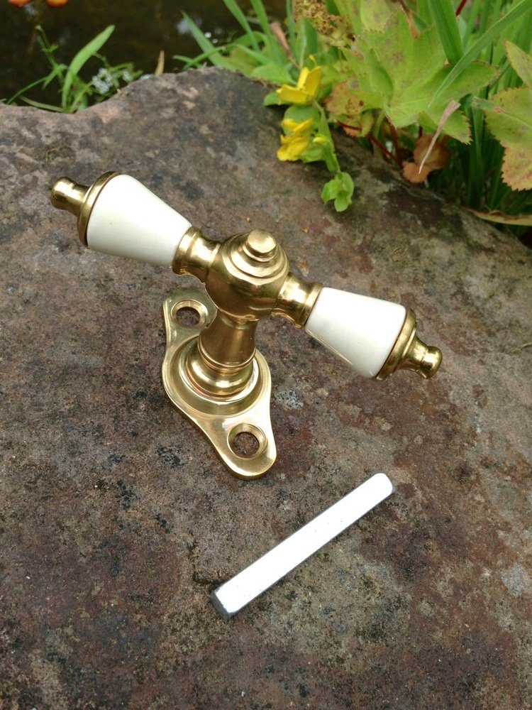 Antikas Fensterbeschlag Fenstergriff aus Messing poliert, Porzellan, Gründerzeit Fenstergriffe