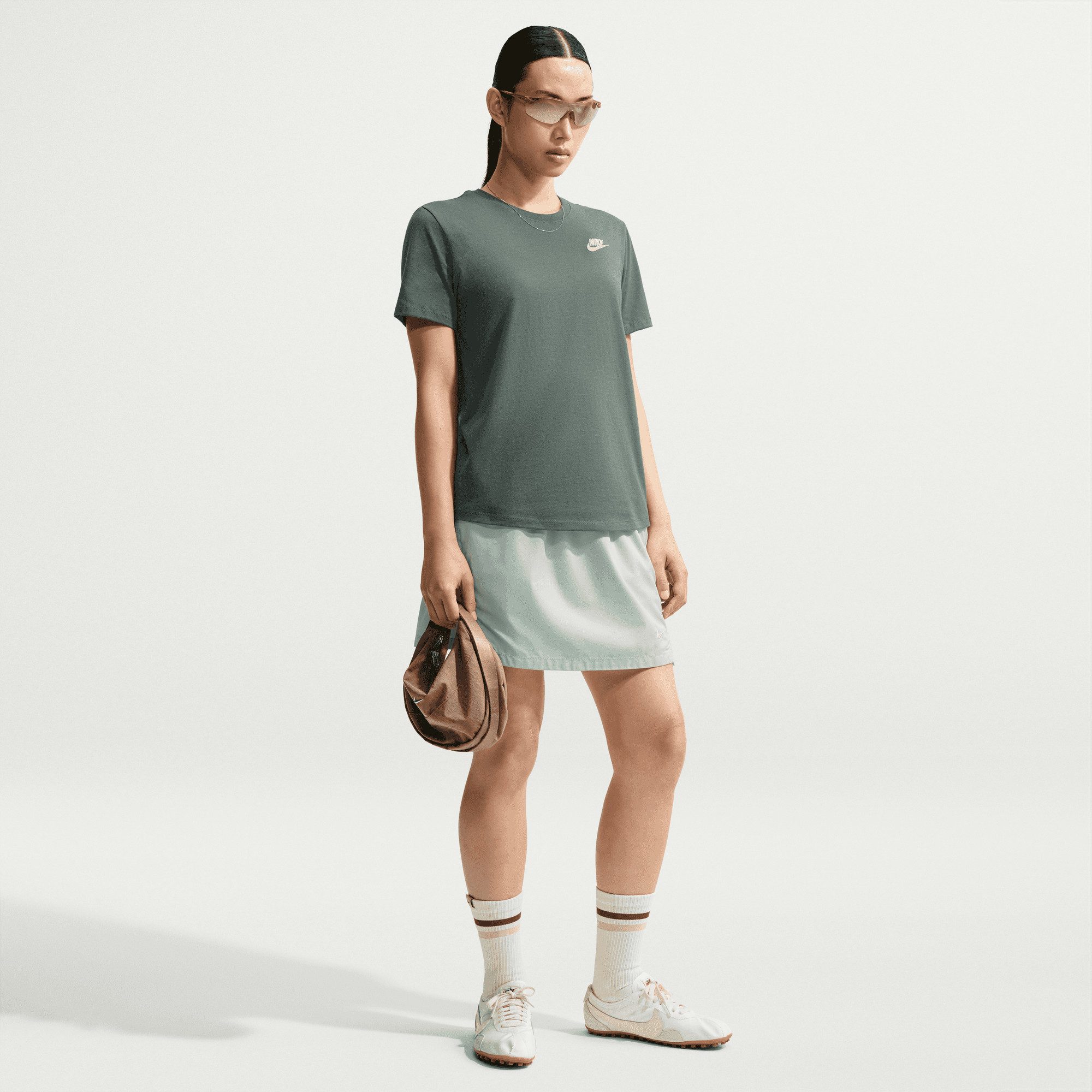 Nike Sportswear T-Shirt W NSW CLUB SS TEE mit leicht abgerundetem Saum, aus Baumwolle in Jersey-Qualität