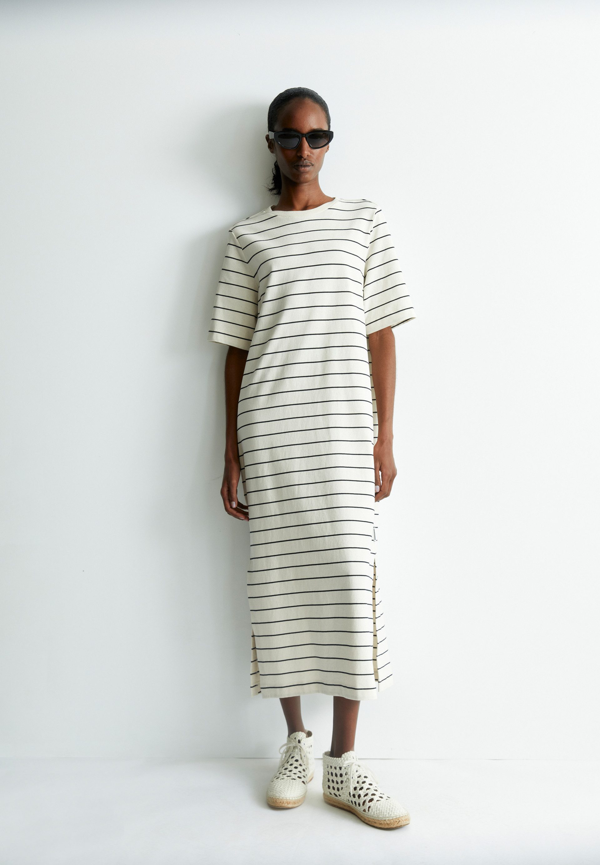 Armedangels Jerseykleid XELINAA FINE STRIPE (Loose Fit) Heavyweight Jerseykleid aus recyceltem Baumwoll Mix