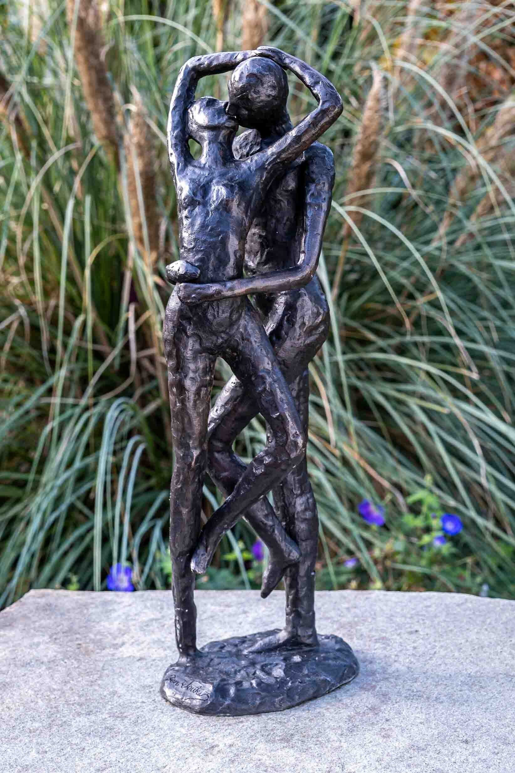 Gartenfigur – gegen Küssendes Bronze – von UV-Strahlung. Regen IDYL in IDYL patiniert. in Bronze-Skulptur Hand Wachsausschmelzverfahren werden Bronze – und sehr witterungsbeständig Die Frost, Modelle Paar, und Langlebig gegossen robust