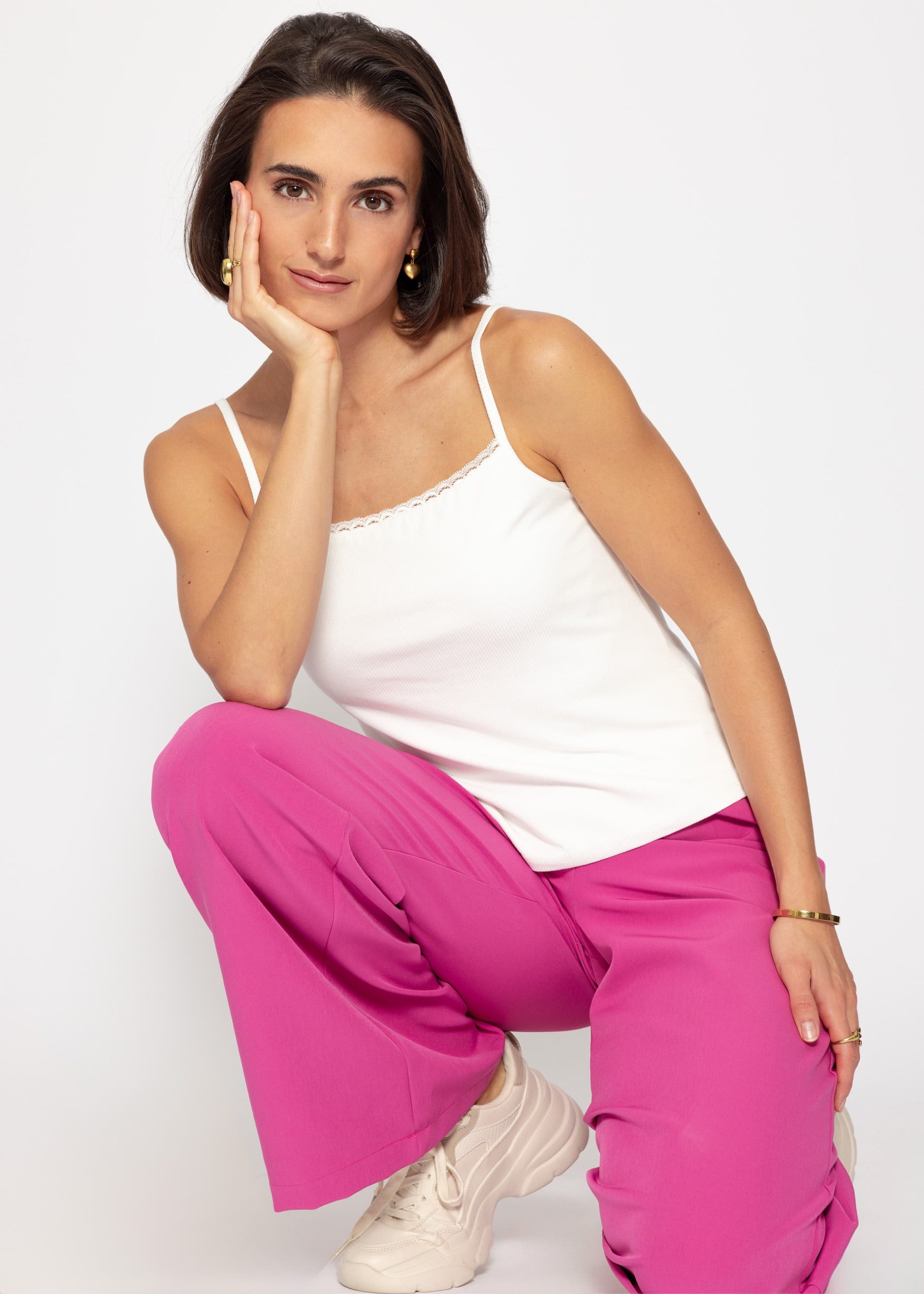 SASSYCLASSY Trägertop Strick-Top Damen mit Spitze am Rundhalsausschnitt Trägertop in Rippstruktur mit schmeichelndem Passform Schwarz Weiß – Bild 3 von 5