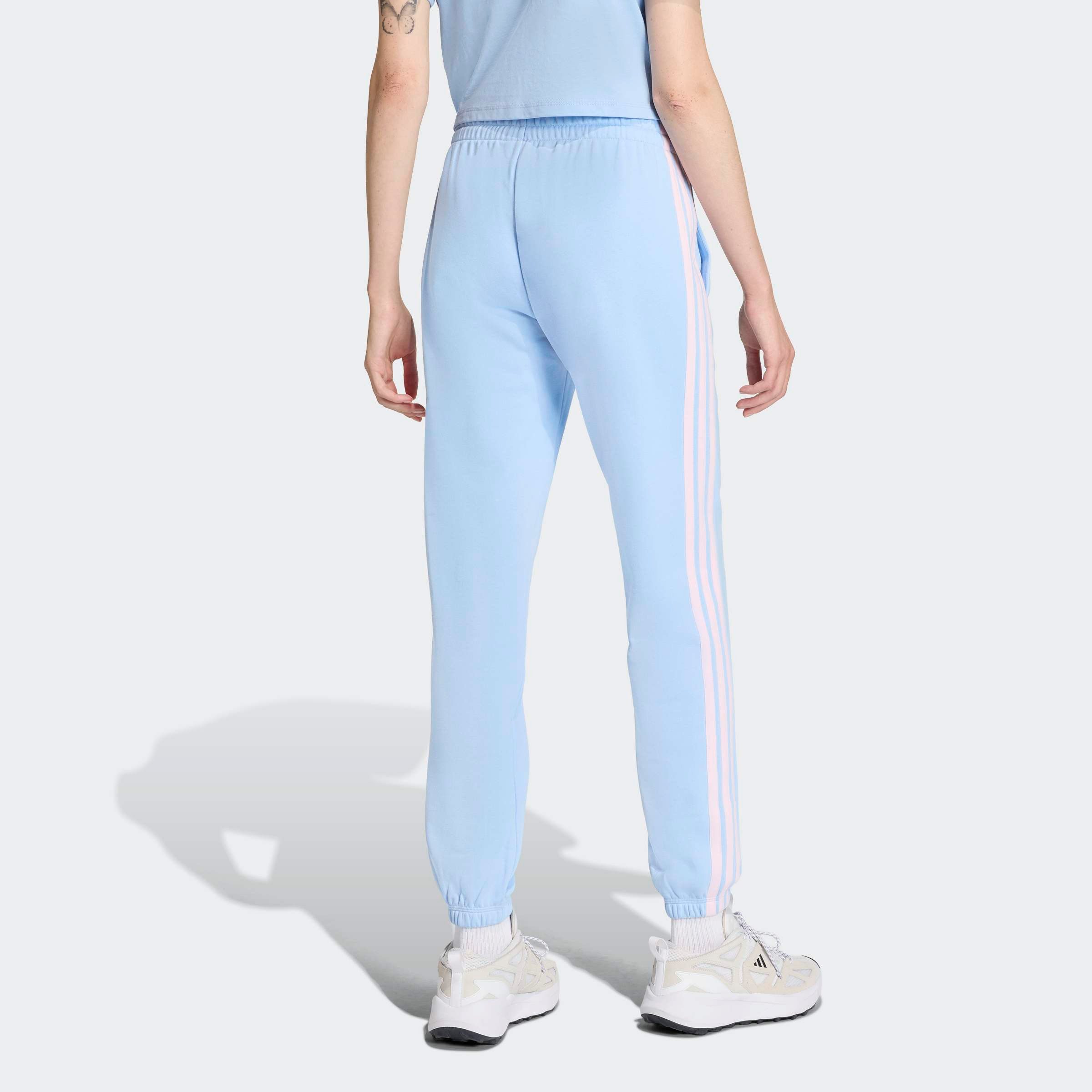 adidas Sportswear Sporthose ESSENTIALS 3-STREIFEN FRENCH TERRY CUFFED Reguläre Passform, mittelhoher Bund, weiches French Terry Material