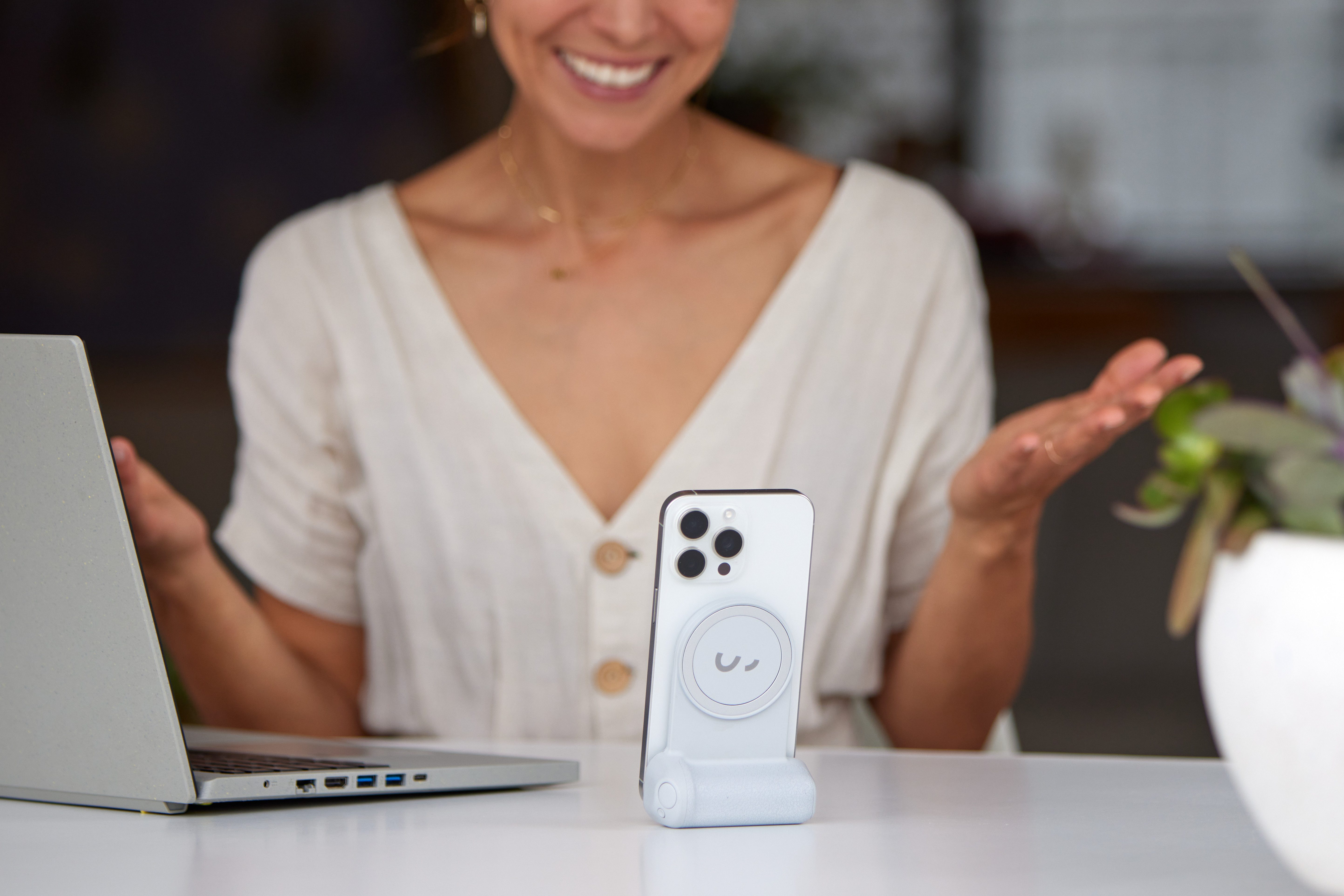 ShiftCam Smartphone-Halterung SnapGrip Essential, (praktischer Handgriff, 180° drehbar, magnetisch)