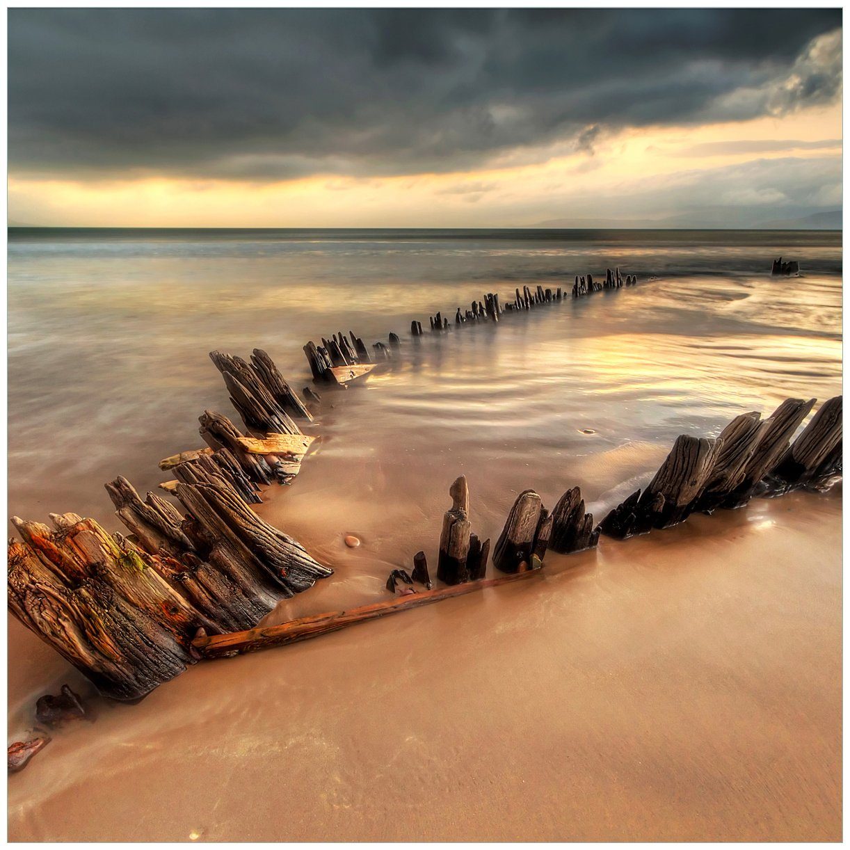 Wallario Tischplatte Bootswrack in Irland am Strand (1 St), für Ikea Lack Tisch geeignet