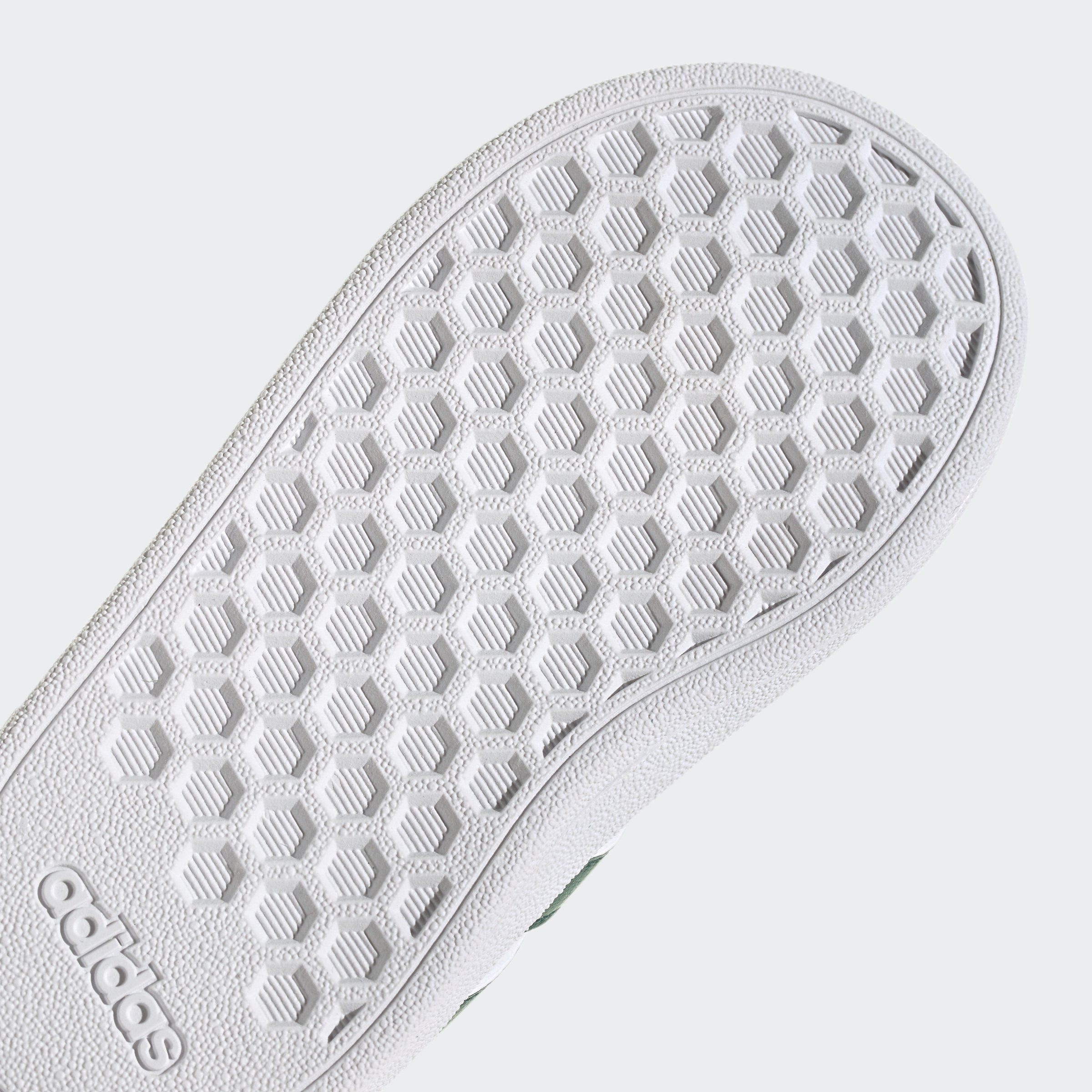 auf LOOP AND des Superstar den Sportswear Design HOOK COURT adidas Spuren adidas weiß-grün LIFESTYLE Sneaker GRAND