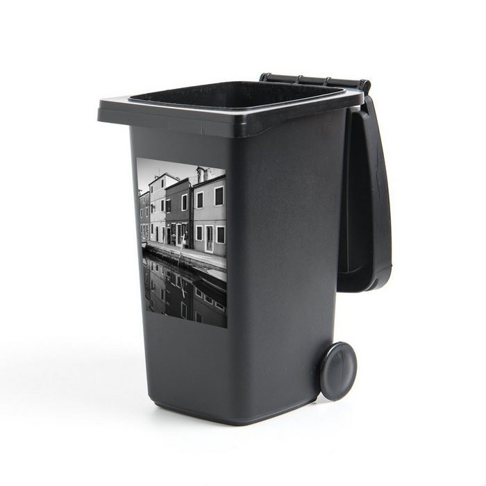 MuchoWow Wandsticker Häuser - Italien - Schwarz - Weiß (1 St) Mülleimer-aufkleber Mülltonne Sticker Container Abfalbehälter