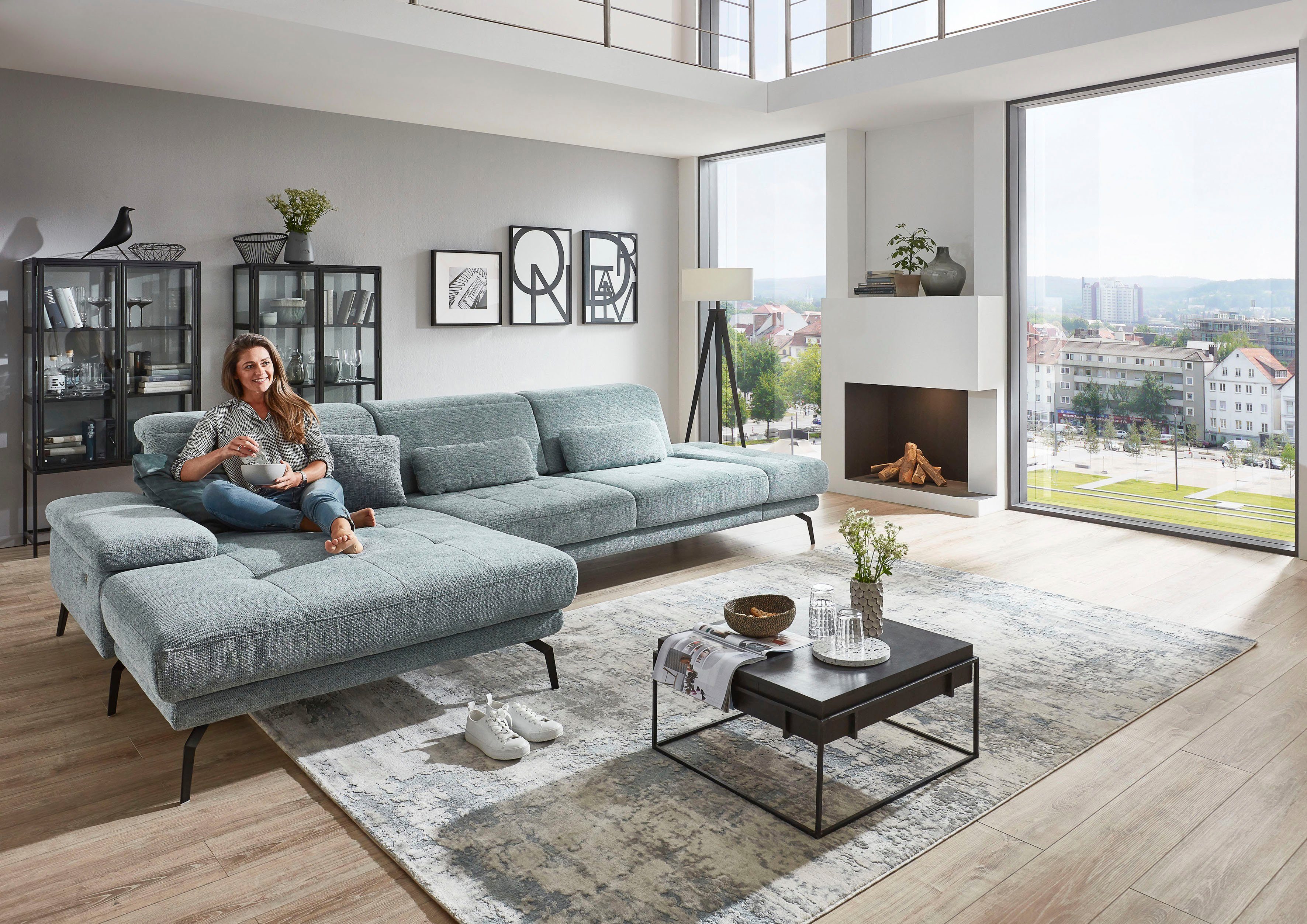 Die PlanBar Ecksofa MP-IN20126 L-Form mit Federkern-Polsterung, mit Kopfteilverstellung, optional Sitztiefen- & Armteilverstellung