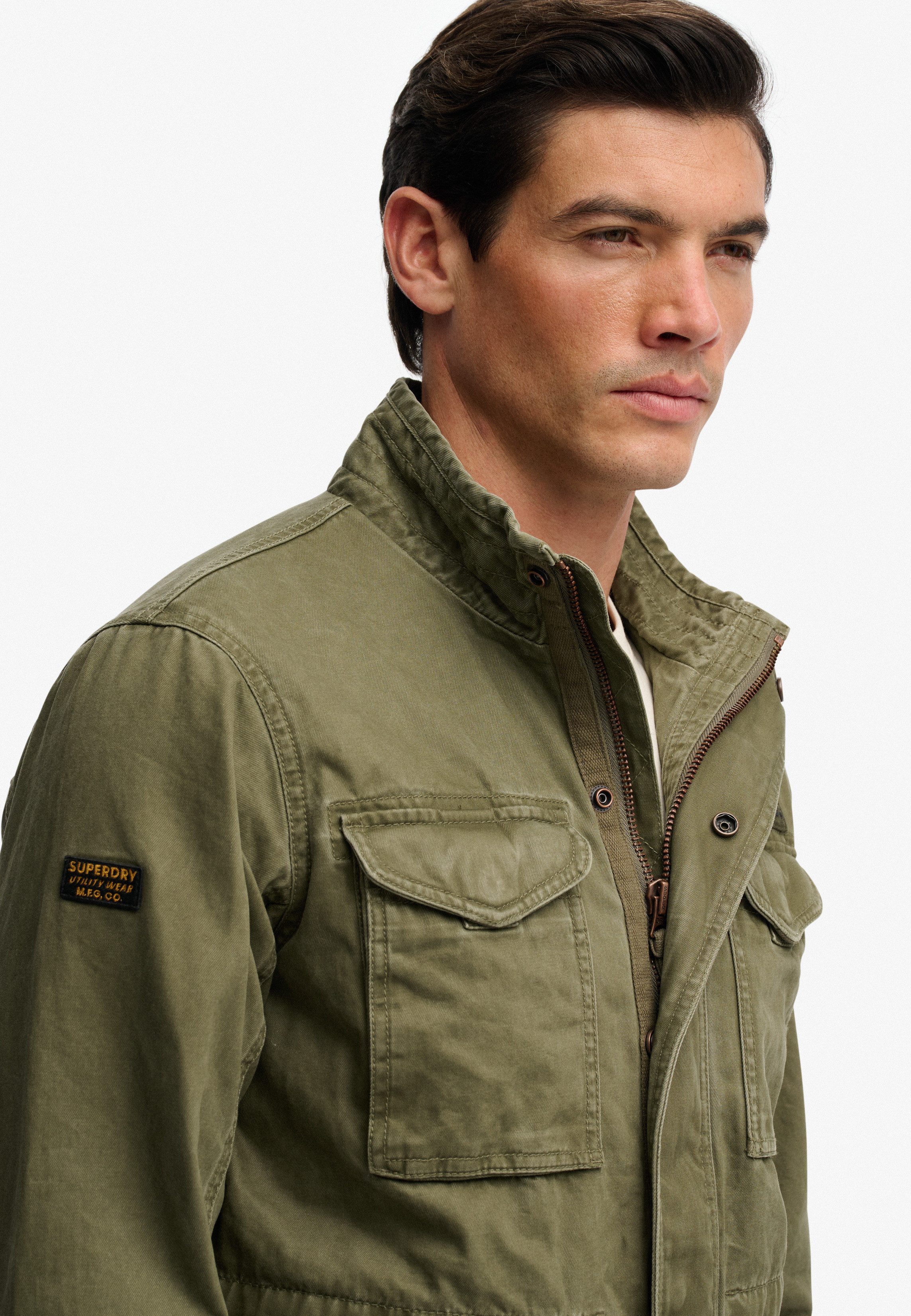 Superdry Parka MILITARY M65 JKT mit Markenlabel, aus Baumwolle, Regular Fit, hochschließender Kragen – Bild 4 von 5