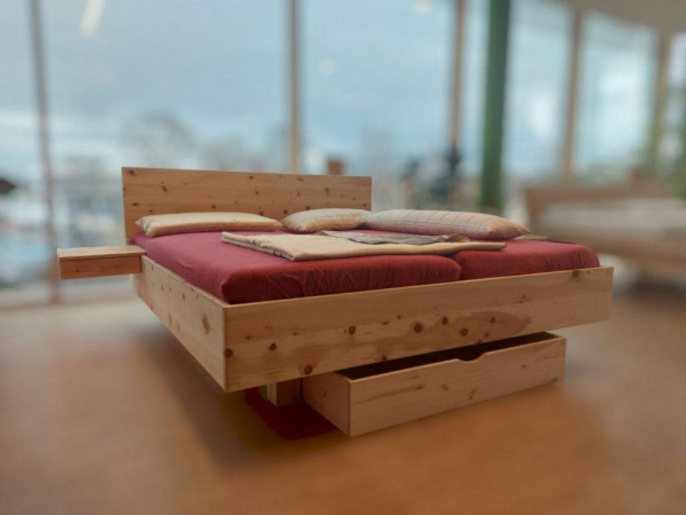 geborgenschlafen Massivholzbett aus Zirbenholz – Stauraumbett mit Schublade vorn – Holzbett, Zirbenbett mit Bettkasten