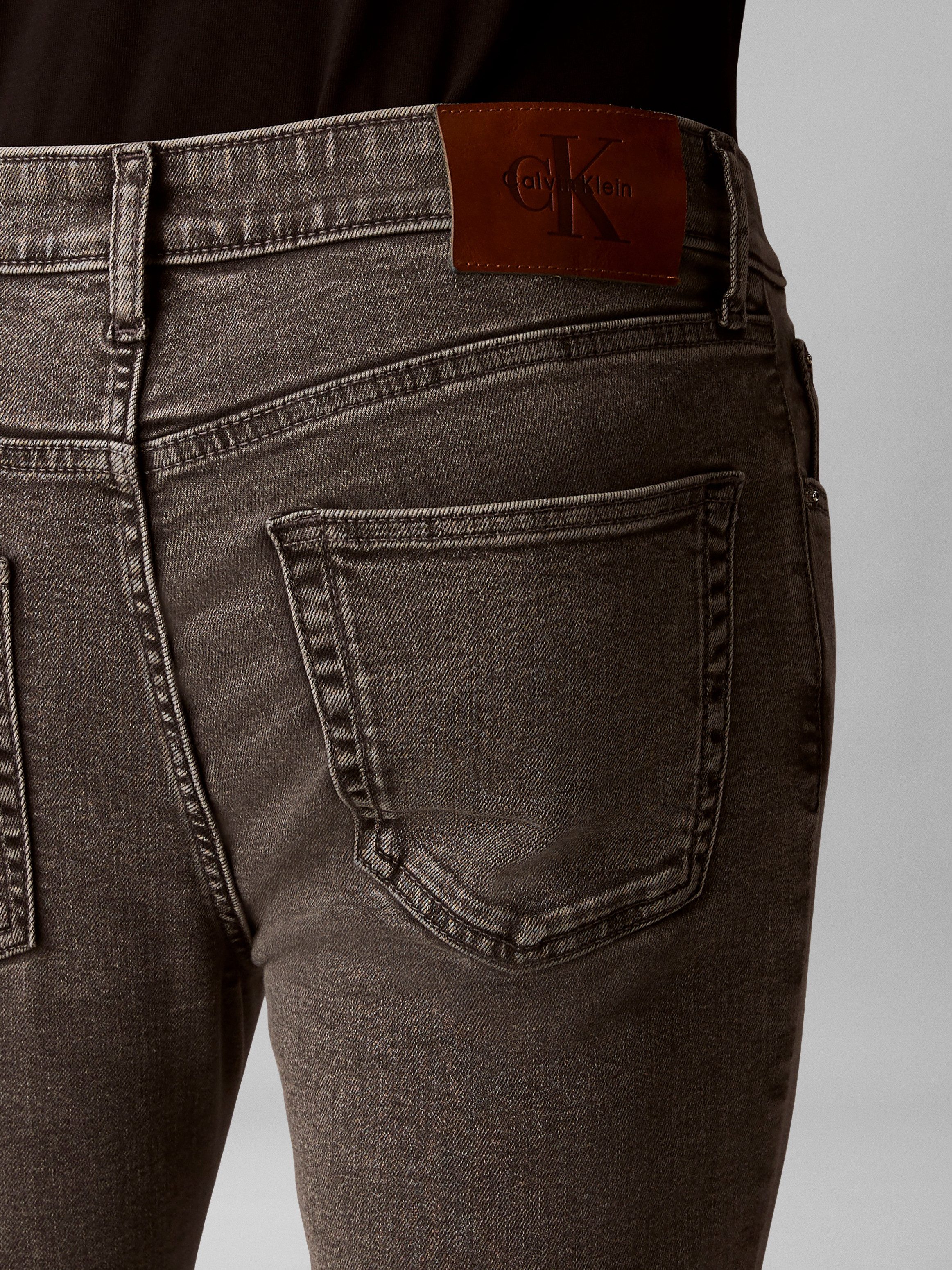 Calvin Klein Jeans Skinny-fit-Jeans mit Leder-Badge – Bild 3 von 5