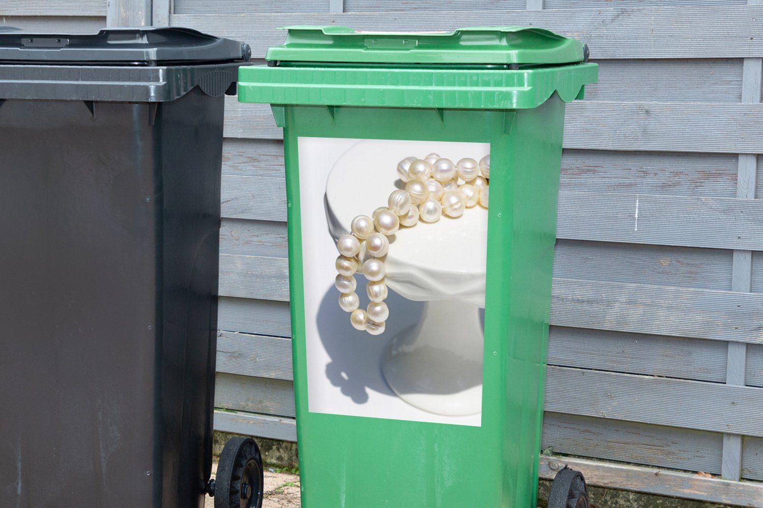 MuchoWow Wandsticker St), (1 auf Sockel Container, Mülleimer-aufkleber, Mülltonne, weißem Sticker, Perlenkette Abfalbehälter