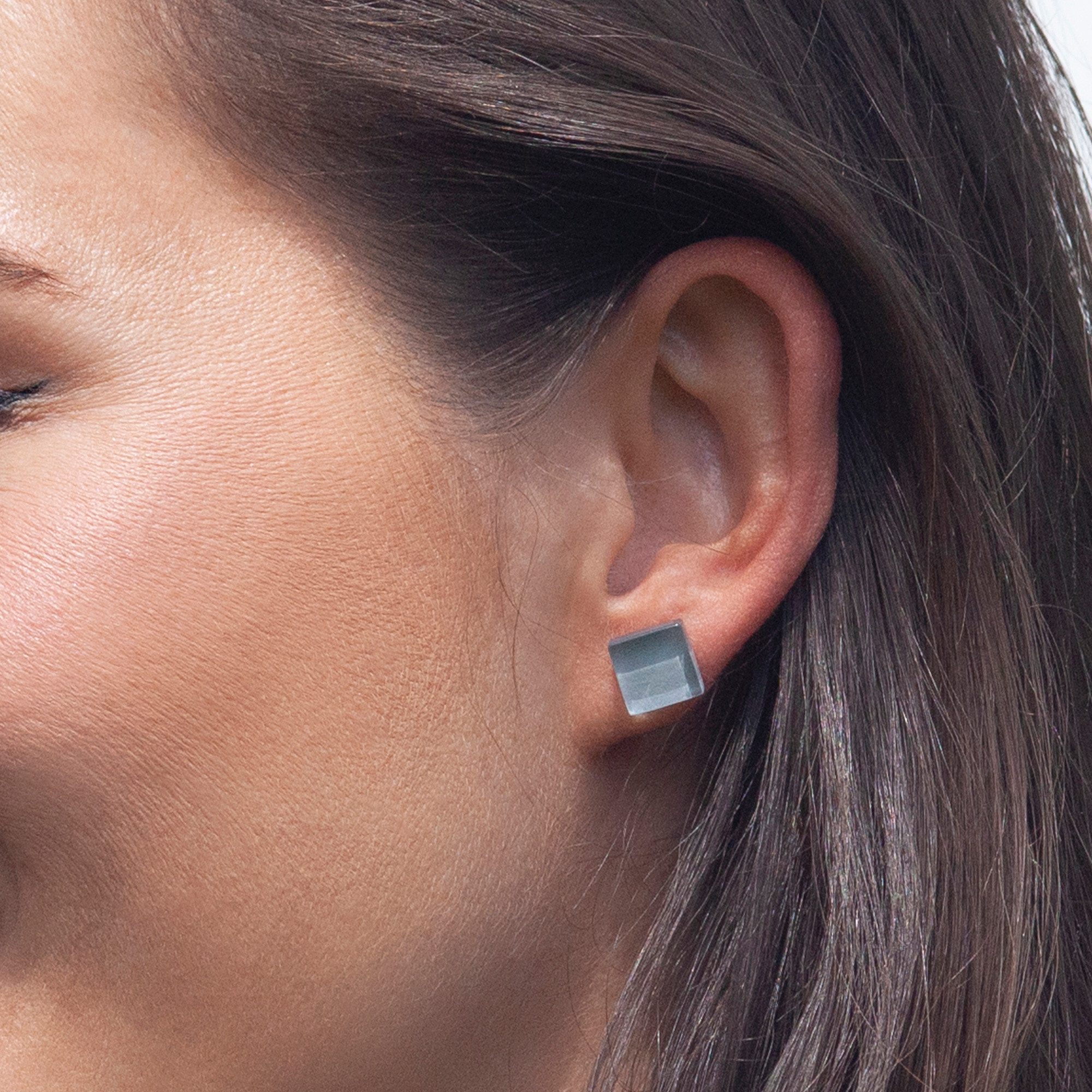 ALEXASCHA Paar Ohrstecker Kleine quadratische Stecker aus Glas • hypoallergener Edelstahl • 10mm