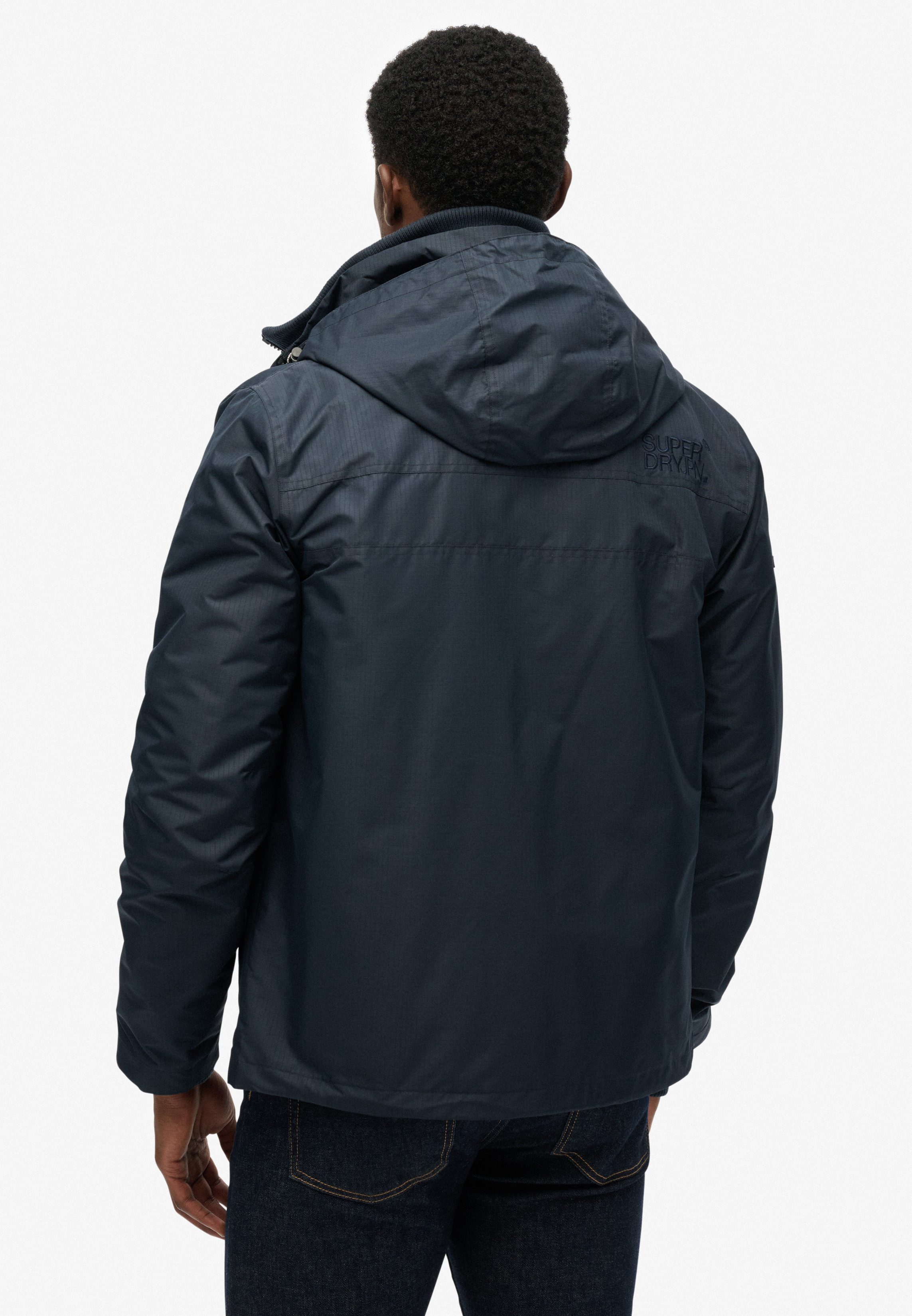 Superdry Outdoorjacke HOODED MTN WINDBREAKER JACKET mit Kunstfaser aus Polyester, Relaxed Fit, hüftlange Schnittform