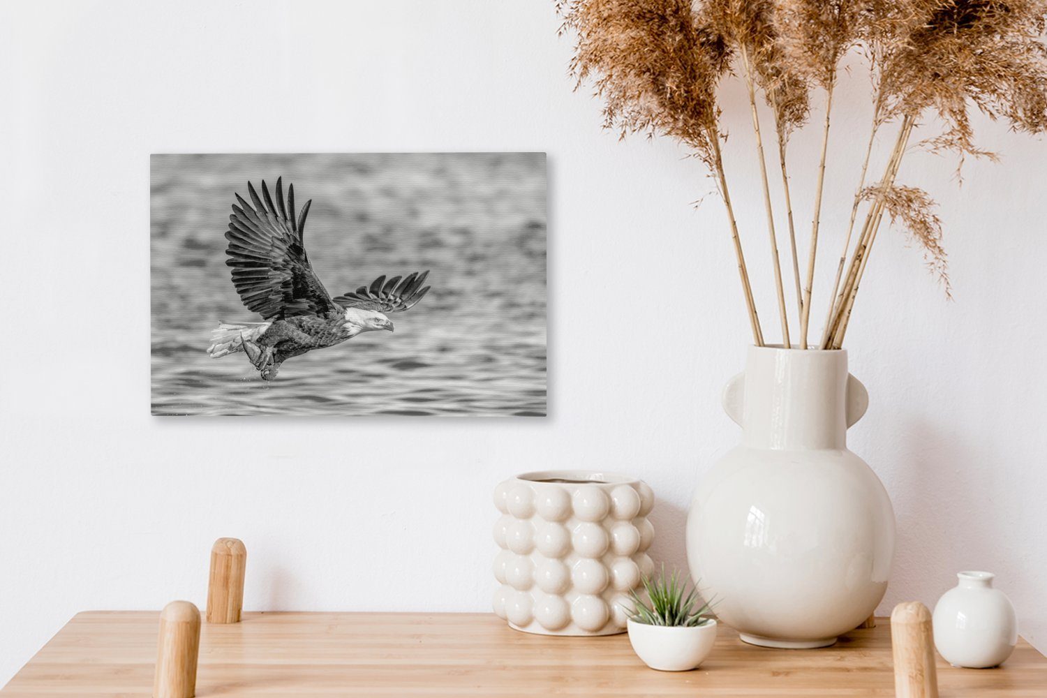 OneMillionCanvasses® St), und weiß, Fisch Aufhängefertig, schwarz Wandbild 30x20 (1 mit Leinwandbild cm Jagd der Leinwandbilder, auf Wanddeko, Raubvogel einem -