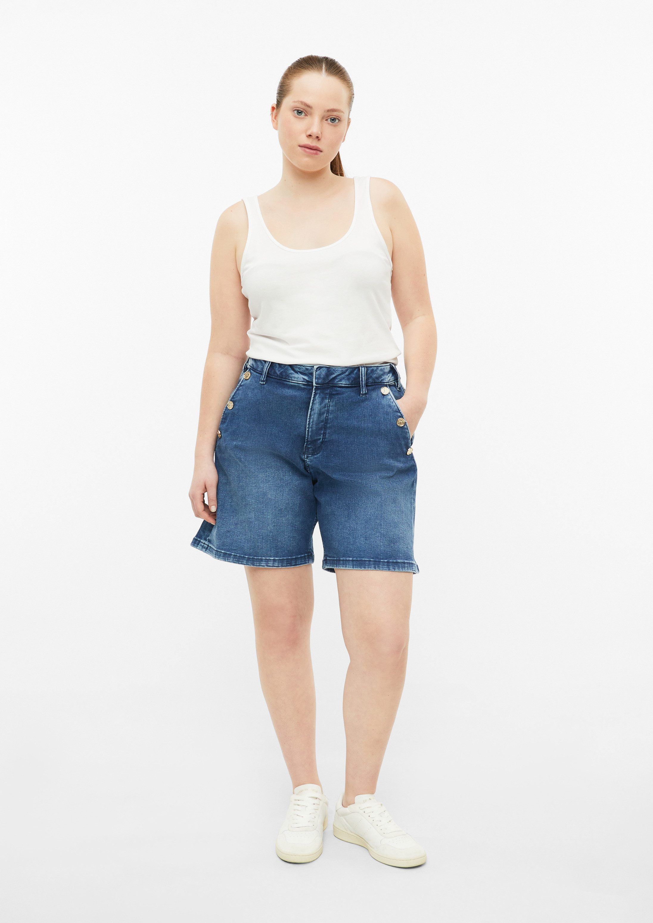 QS Jeansshorts Jeans-Hose Denimshorts mit Knopfdetail