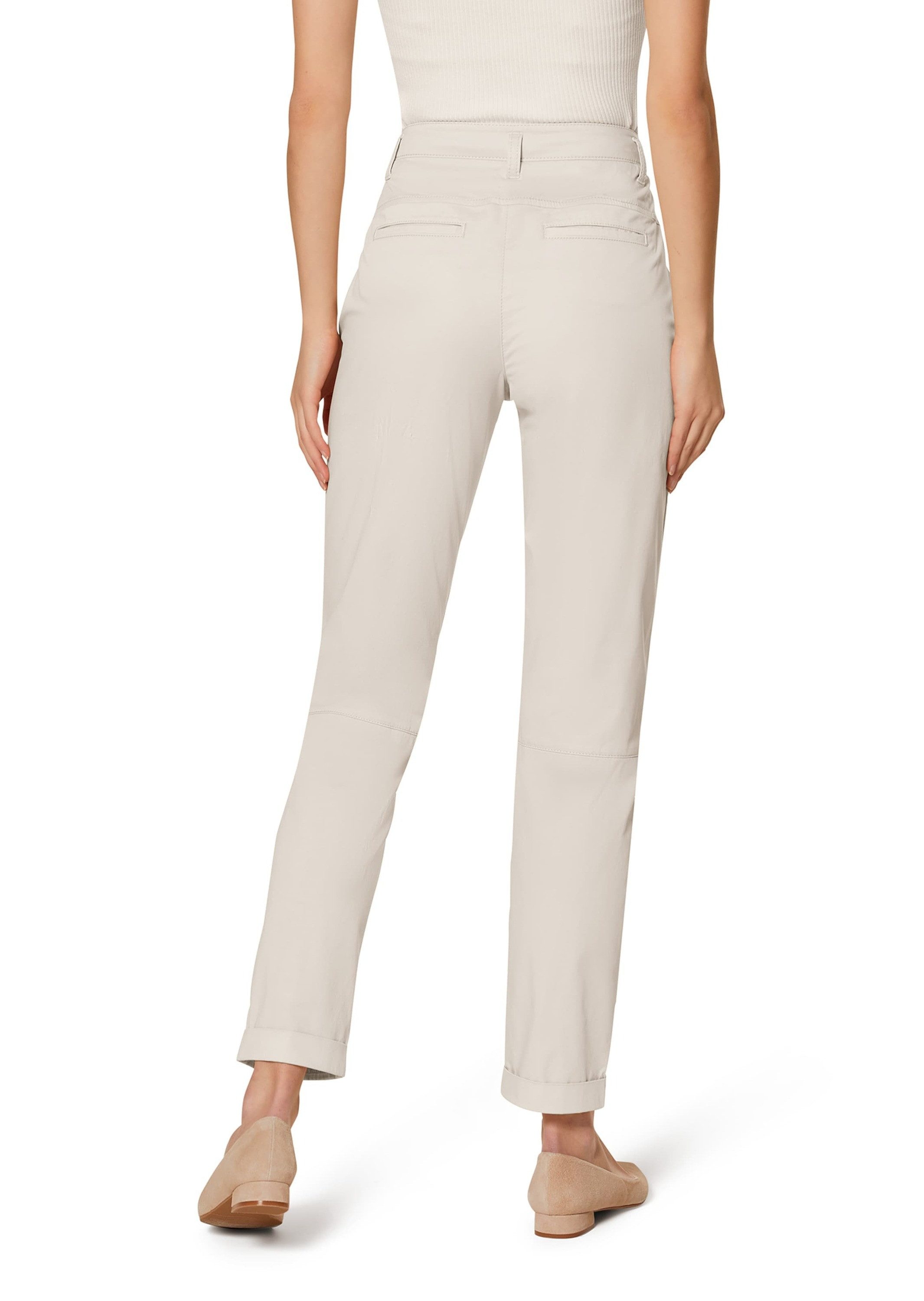 MADELEINE Chinos Modische Chino-Hose mit Bundfalten Uni-Design, Verschluss mit Logo-Knopf, ohne Kragen