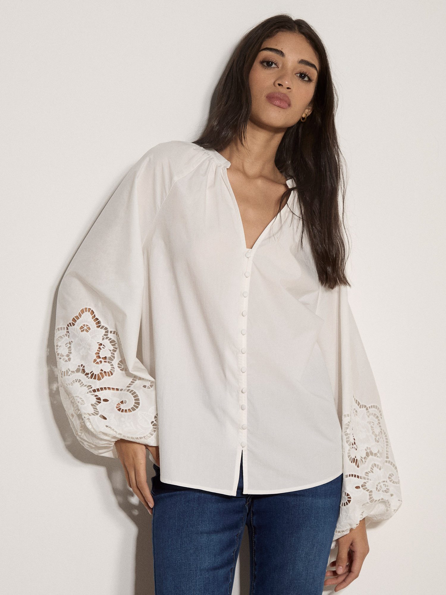 Apricot Spitzenbluse Popeline-Bluse mit bestickten Armen mit Knopfleiste