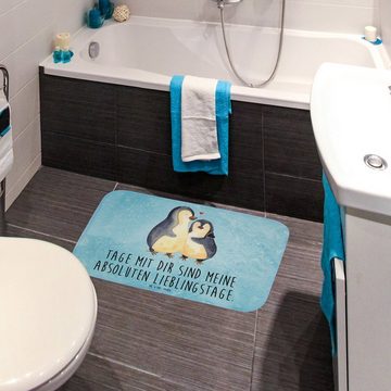Badematte Pinguin umarmen - Eisblau - Geschenk, Duschteppich, Badematte, Badezi Mr. & Mrs. Panda, Höhe 1 mm, 100% Polyester, rechteckig, Saugstark