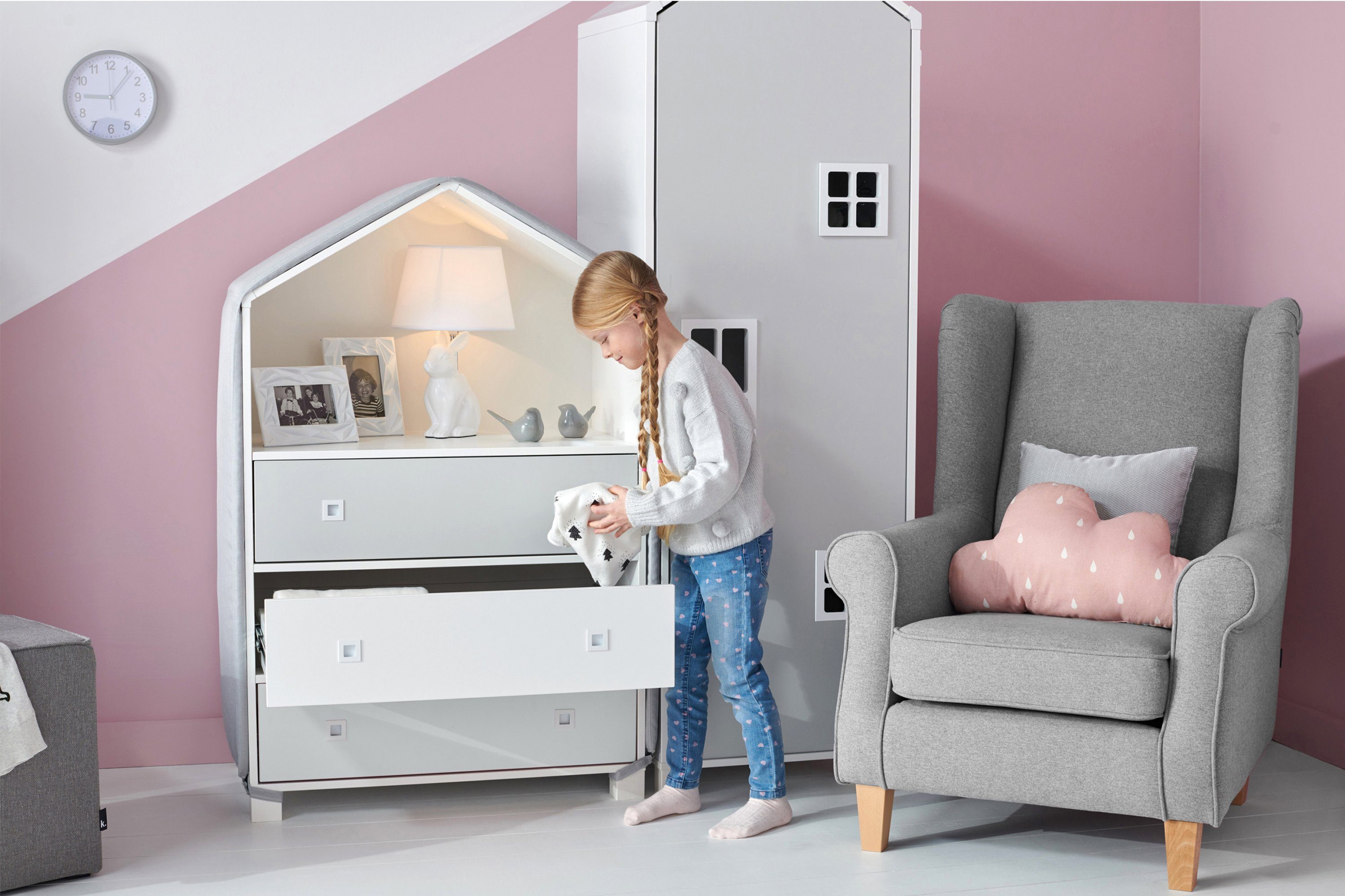 KONSIMO® Kommode MIRUM Kinderkommode Hausform Kommode, 3 Schubladen, mit Einlegeböde, Fenster mit Grifffunktion