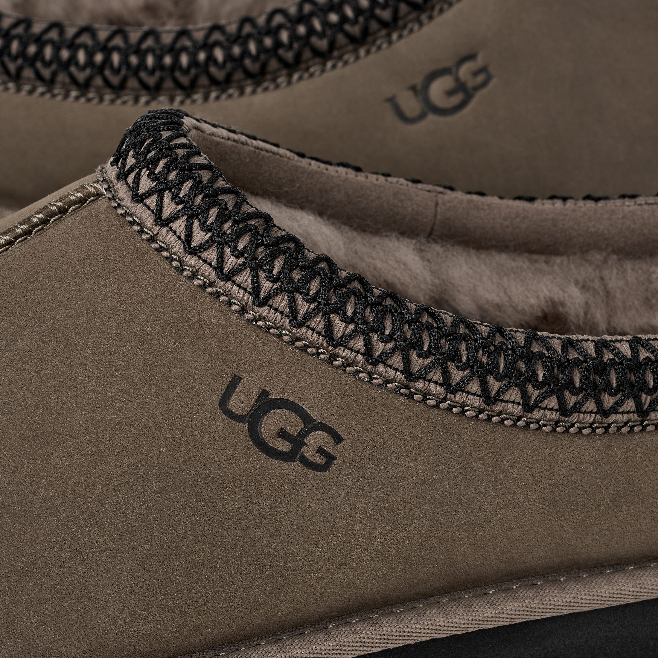 UGG Unisex TASMAN II Hausschuh Mule, Sabot, Schlupfschuh mit Textil-Einfass