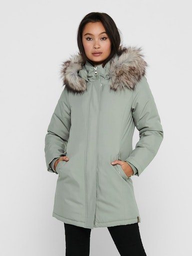 ONLY Wintermantel ONLKATY PARKA CC OTW, Länge: 85 cm bei Größe M- Das Model  trägt Größe S