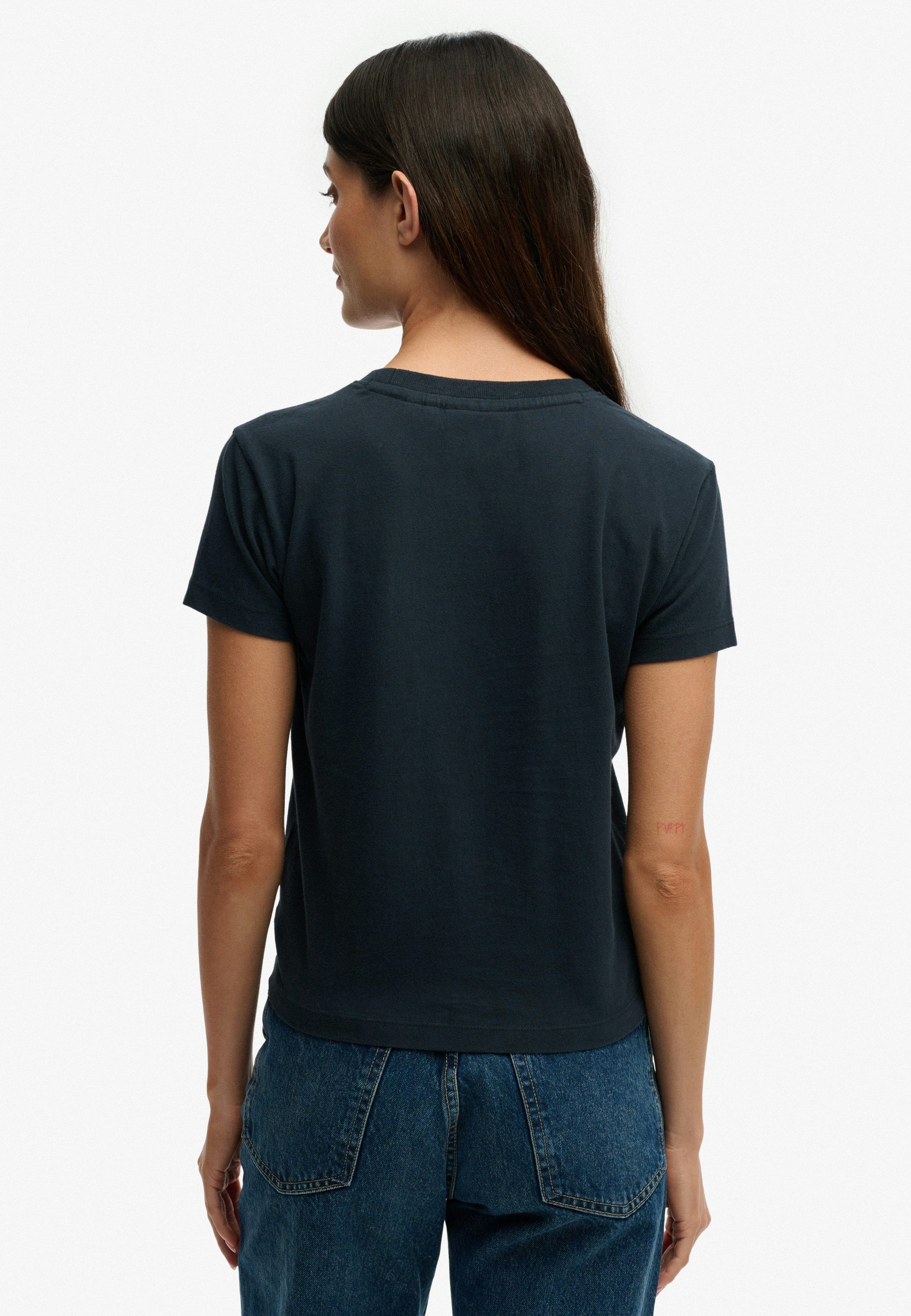 Superdry Kurzarmshirt SU-ESSENTIAL LOGO 90'S T SHIRT angenehmes Tragegefühl durch besonders weiche Haptik