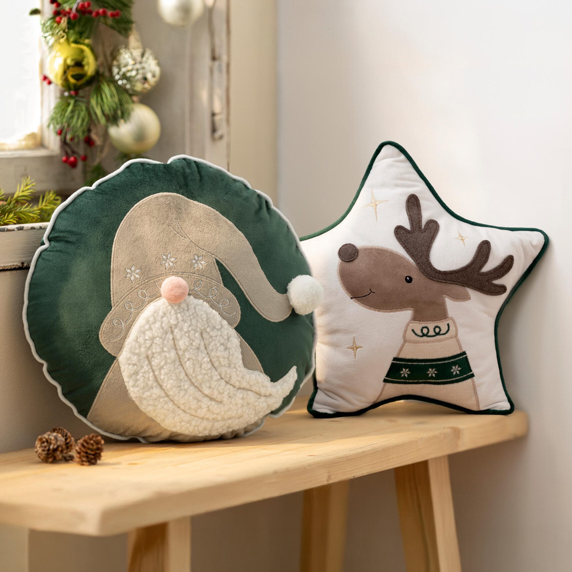 Home-trends24.de Dekokissen Stern mit Elch Gnom Deko Kissen Couch Weihnachten wählbar