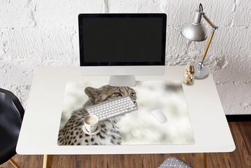 MuchoWow Gaming Mauspad Junger Gepard im Schnee (1-St), Büro für Tastatur und Maus, Mousepad Gaming, 90x60 cm, XXL, Großes