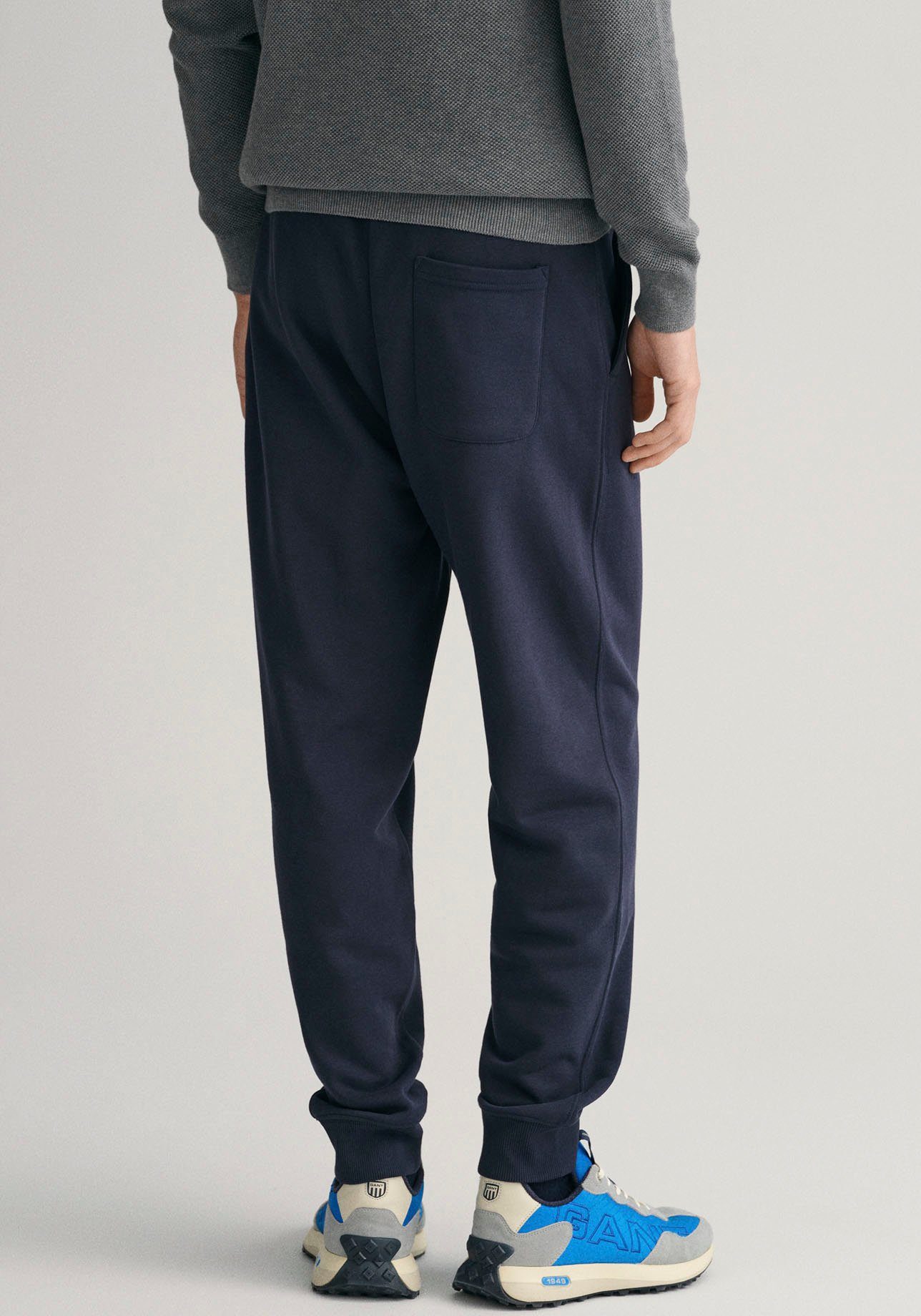 [Qualitätssicherung und kostenloser Versand] Gant Sweathose REG SHIELD SWEATPANTS evening des mit blue Bunds Logostickerei unterhalb