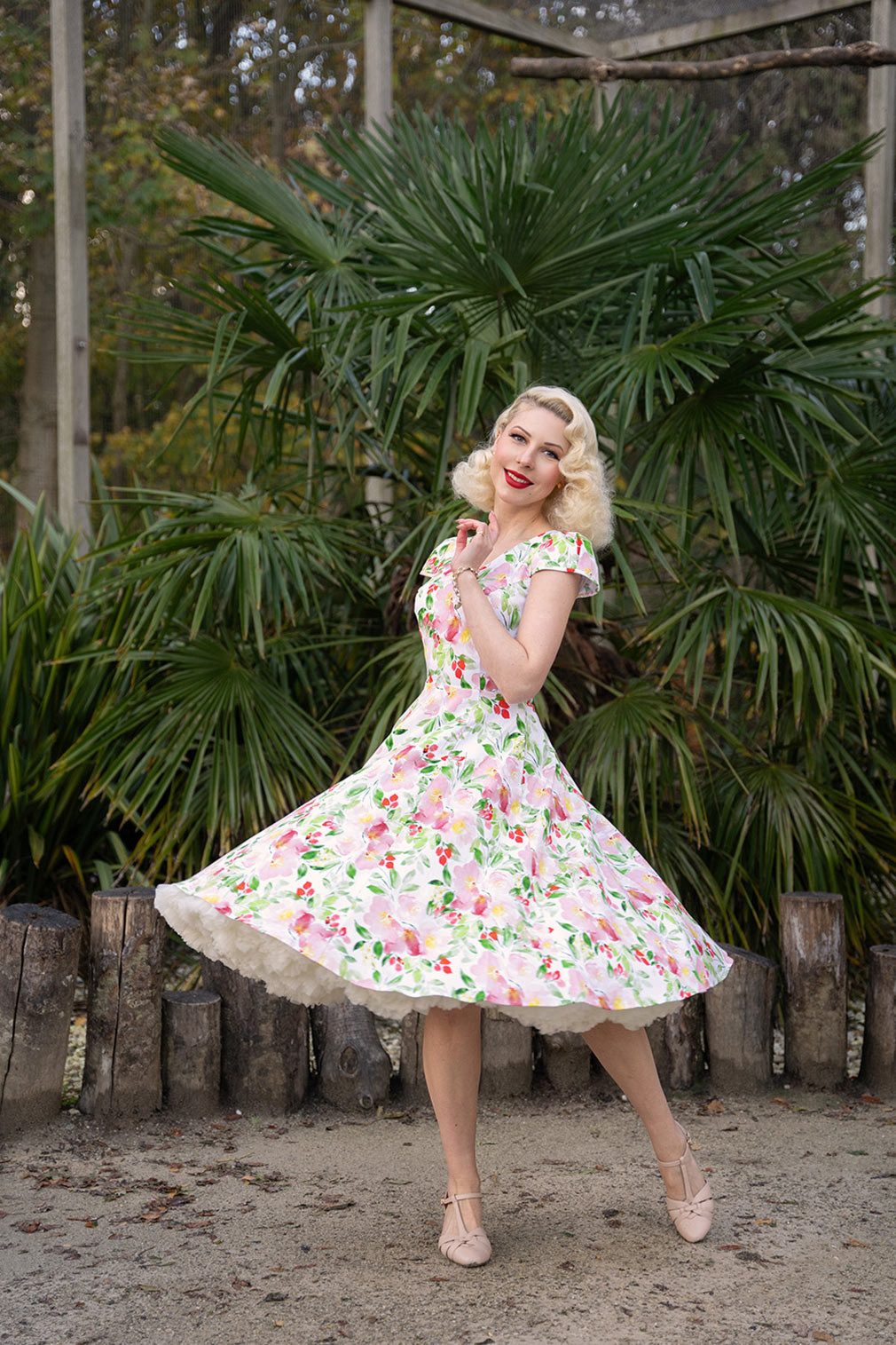Hearts & Roses London A-Linien-Kleid Larisa Floral Swing Dress Rockabella V günstig online kaufen