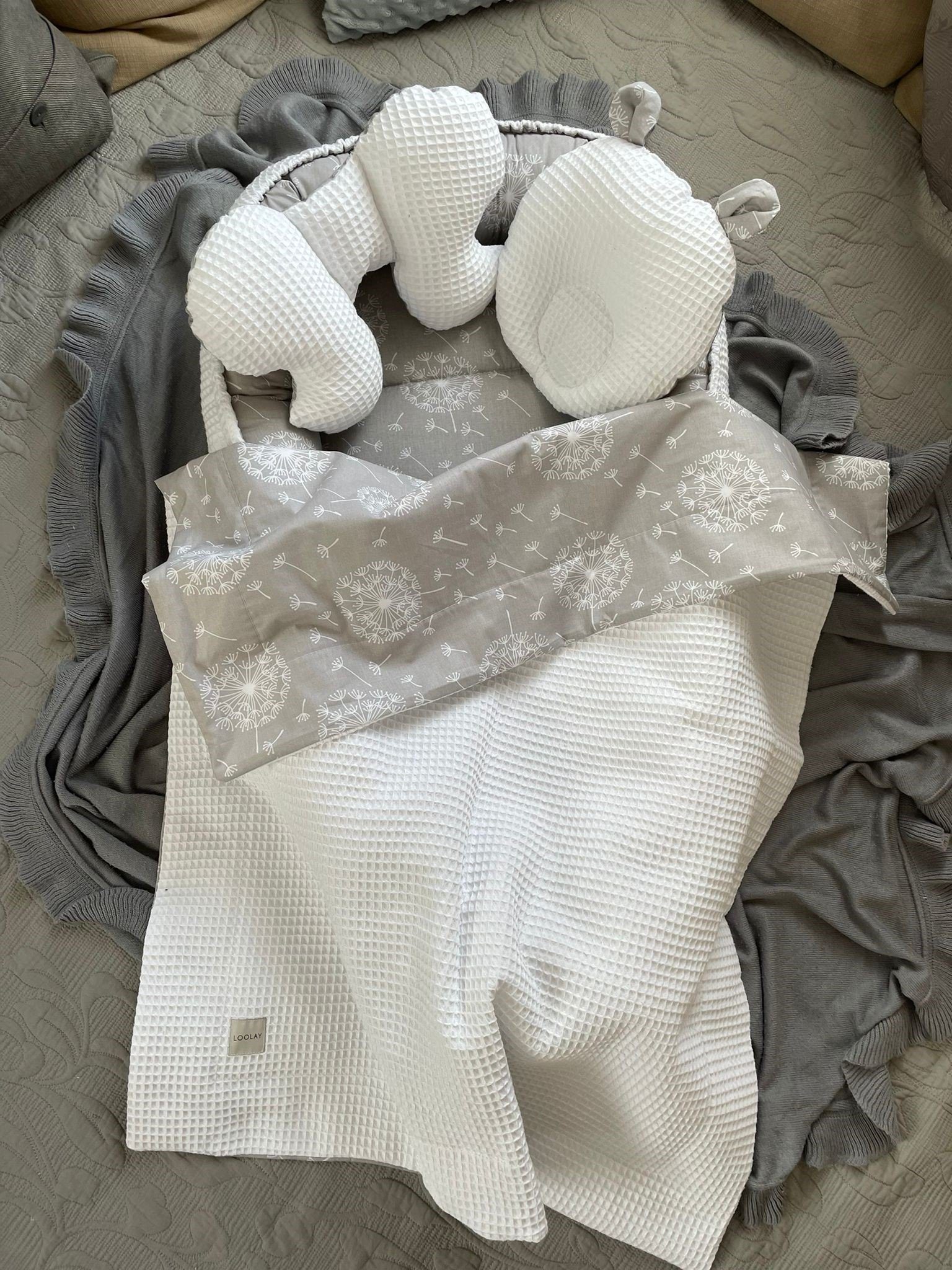 Loolay Bettnestchen WAFFELPIQUE Baumwolle BABYNEST Babykokon Neugeborene Babyausstattung, (Reisebett Nestchen SOLO/ o. in Geschenk SETS, 4-tlg., 4 Jahreszeiten WAFFELSTOFF - Design: Pustelblume Grau/ WAFFEL Weiß), 100% Europäische Stoffe und Kleinserien-N