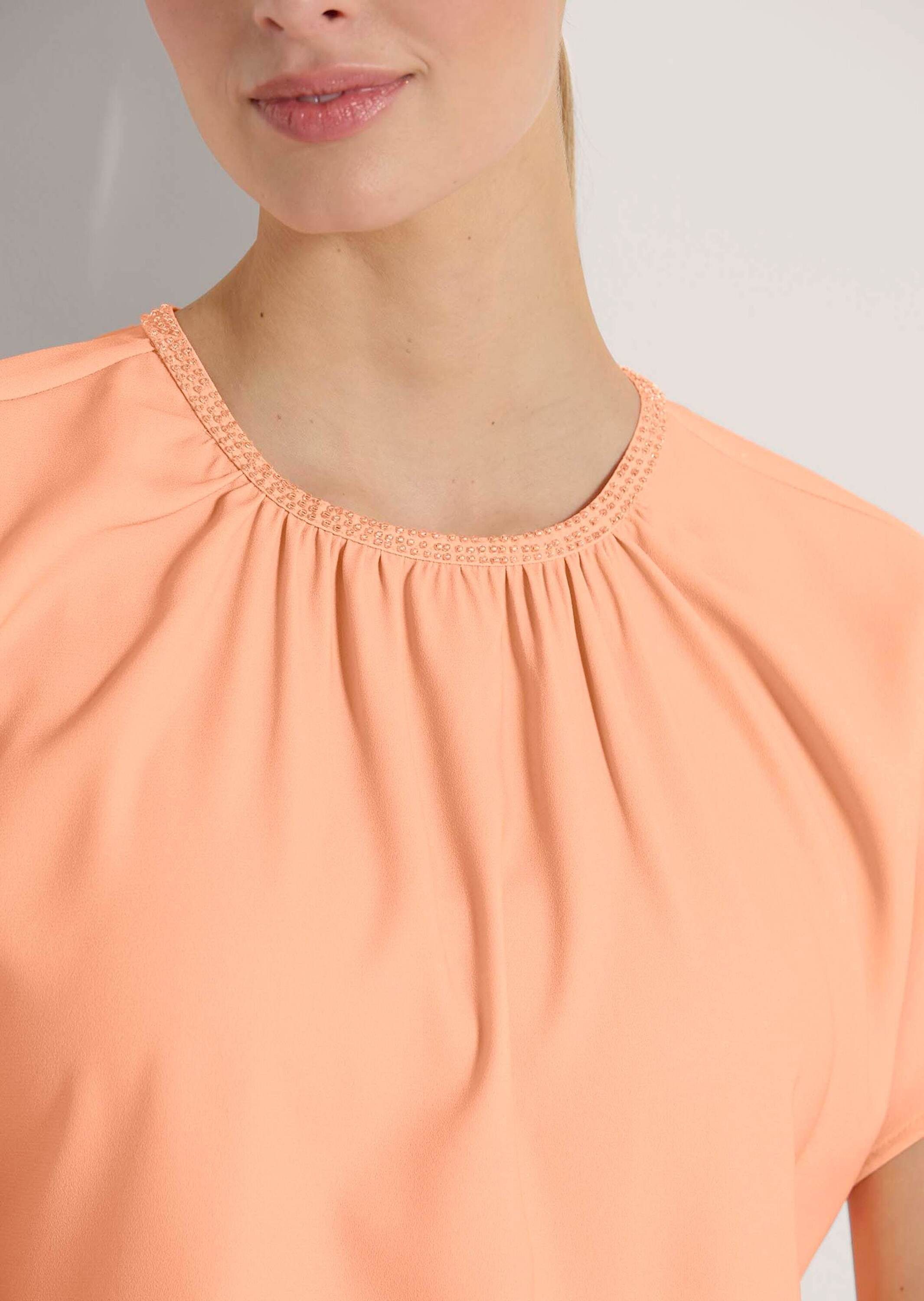 MADELEINE Shirtbluse Sommerliches Freizeitshirt mit Falten Uni-Design, runder Ausschnitt, Knopfschlingen-Verschluss hinten – Bild 4 von 5